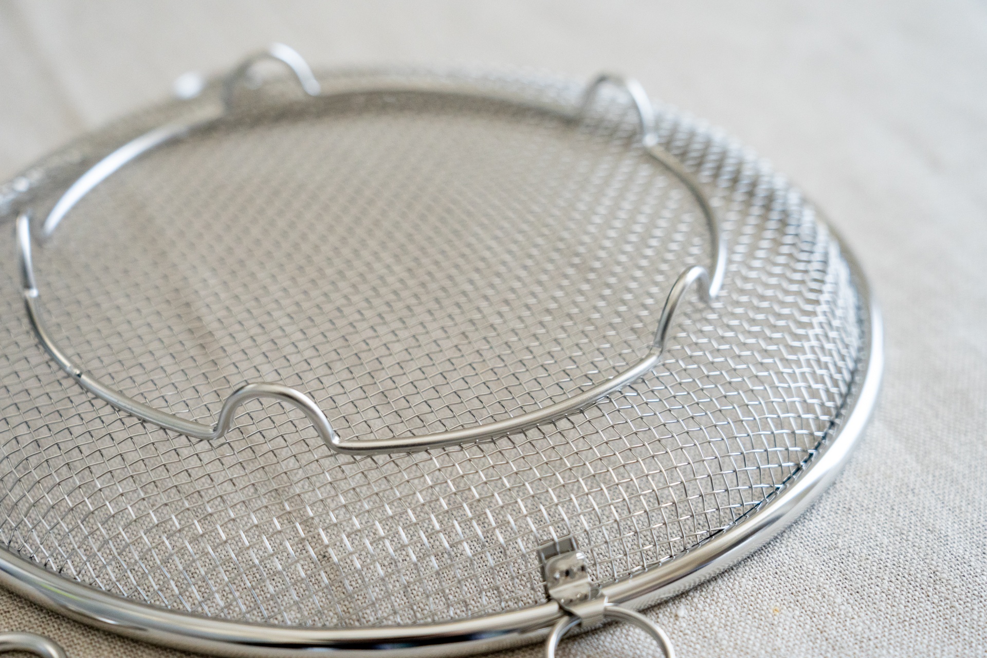 高さ約1.5cmの脚付き