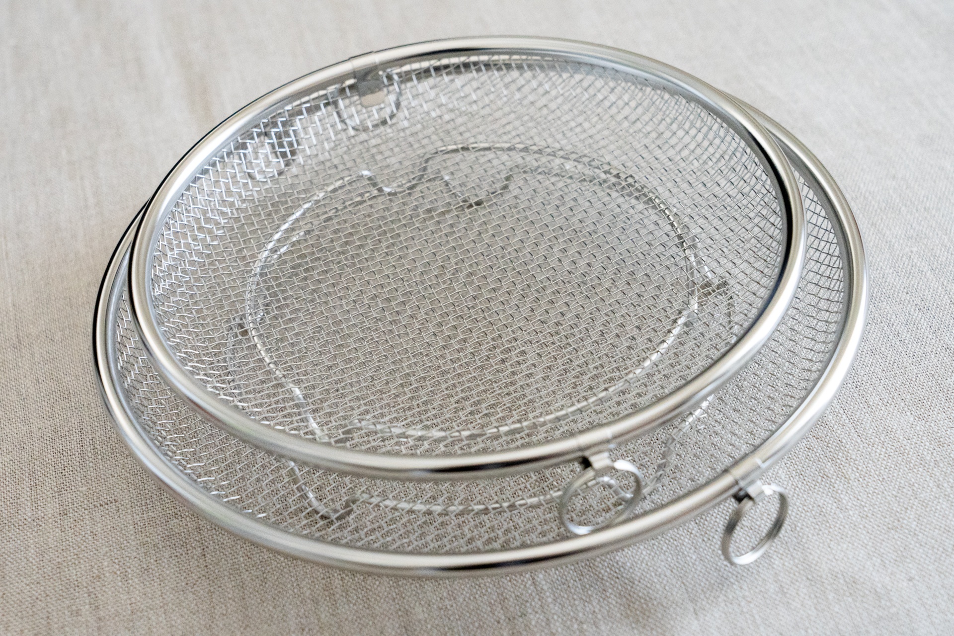 左右側面に付いているリングは持ち手としても使える