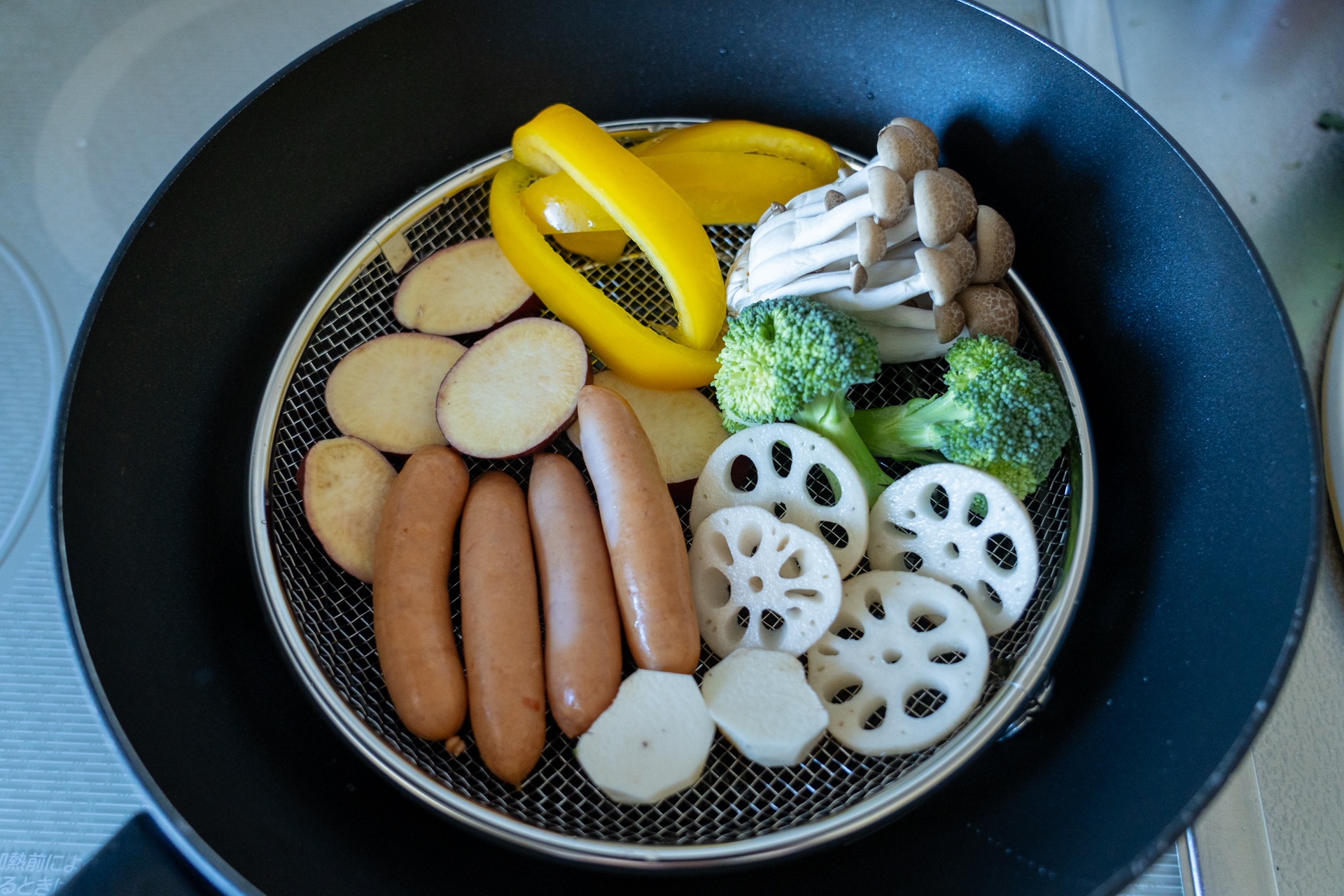 野菜と一緒にソーセージも