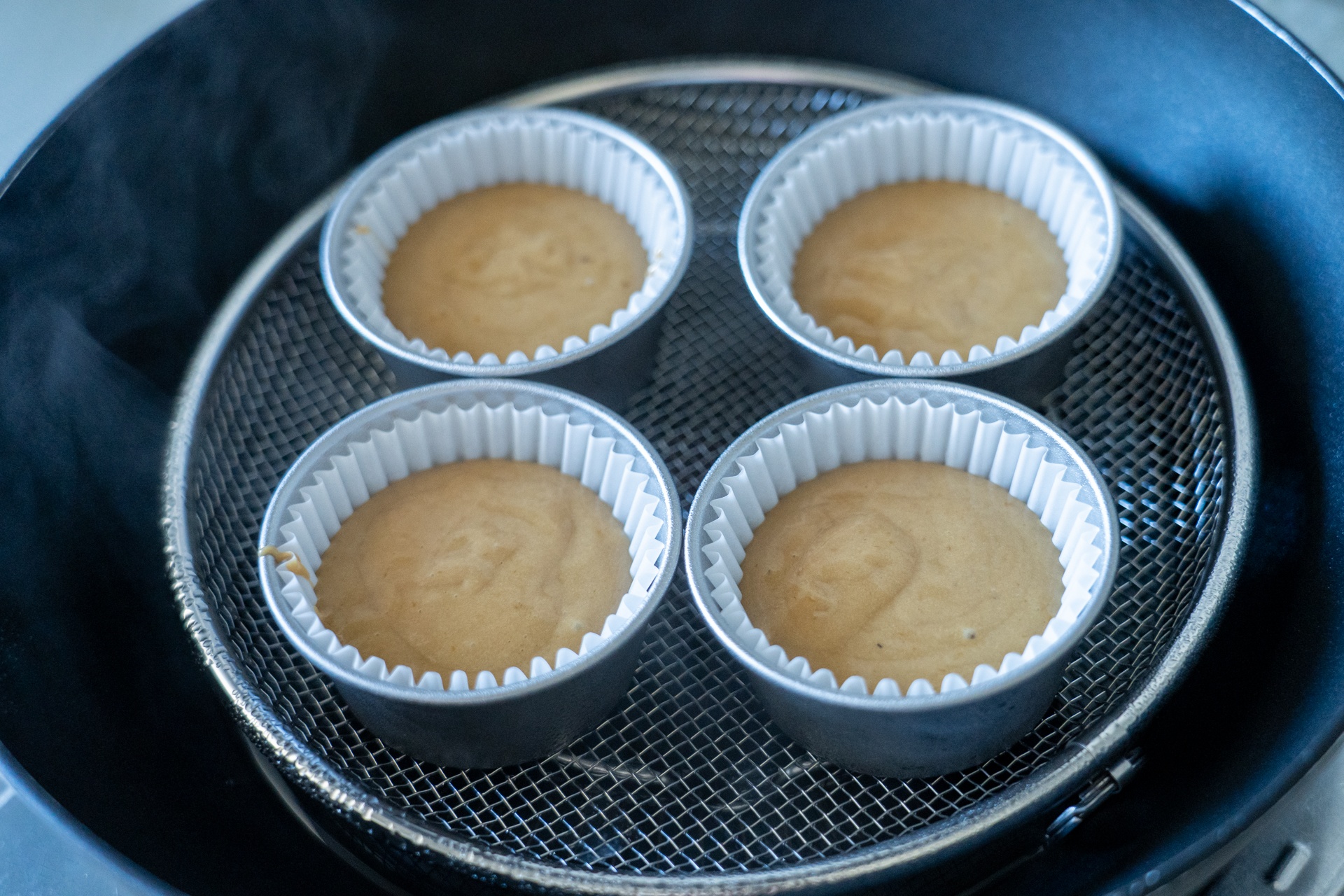 直径約7.5cmのカップが4つ並ぶ（盆ざるは22cm）