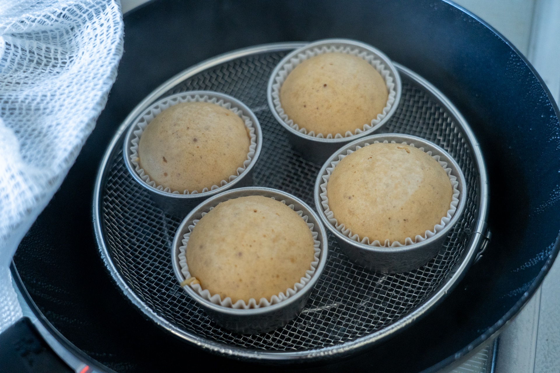 できあがり～！　フタに水滴が落ちないように蒸し布で包む