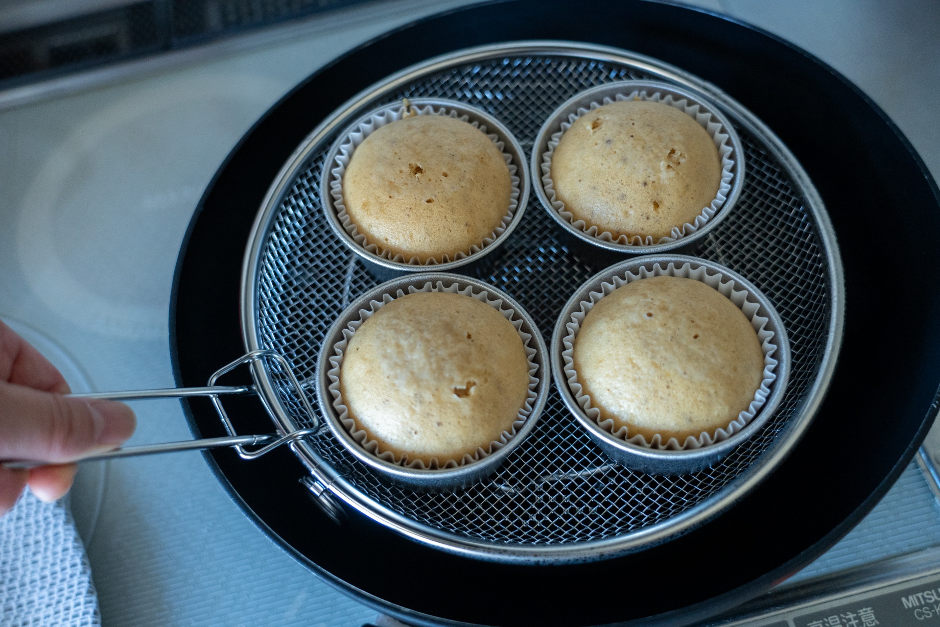 持ち上げフックがあるので熱々でも安心