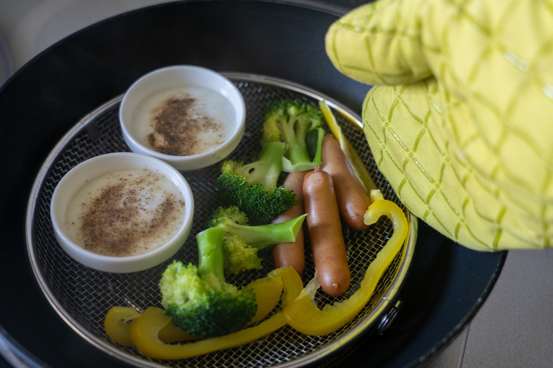 ミトンではフライパンとざるの隙間に入らず取り出しにくい