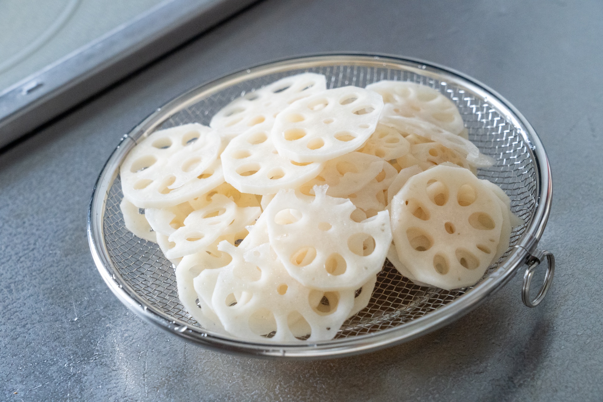 野菜の湯切り、揚げ物の油切り・油抜き、麺の湯切りなど、蒸し料理以外でもいろいろ使えます