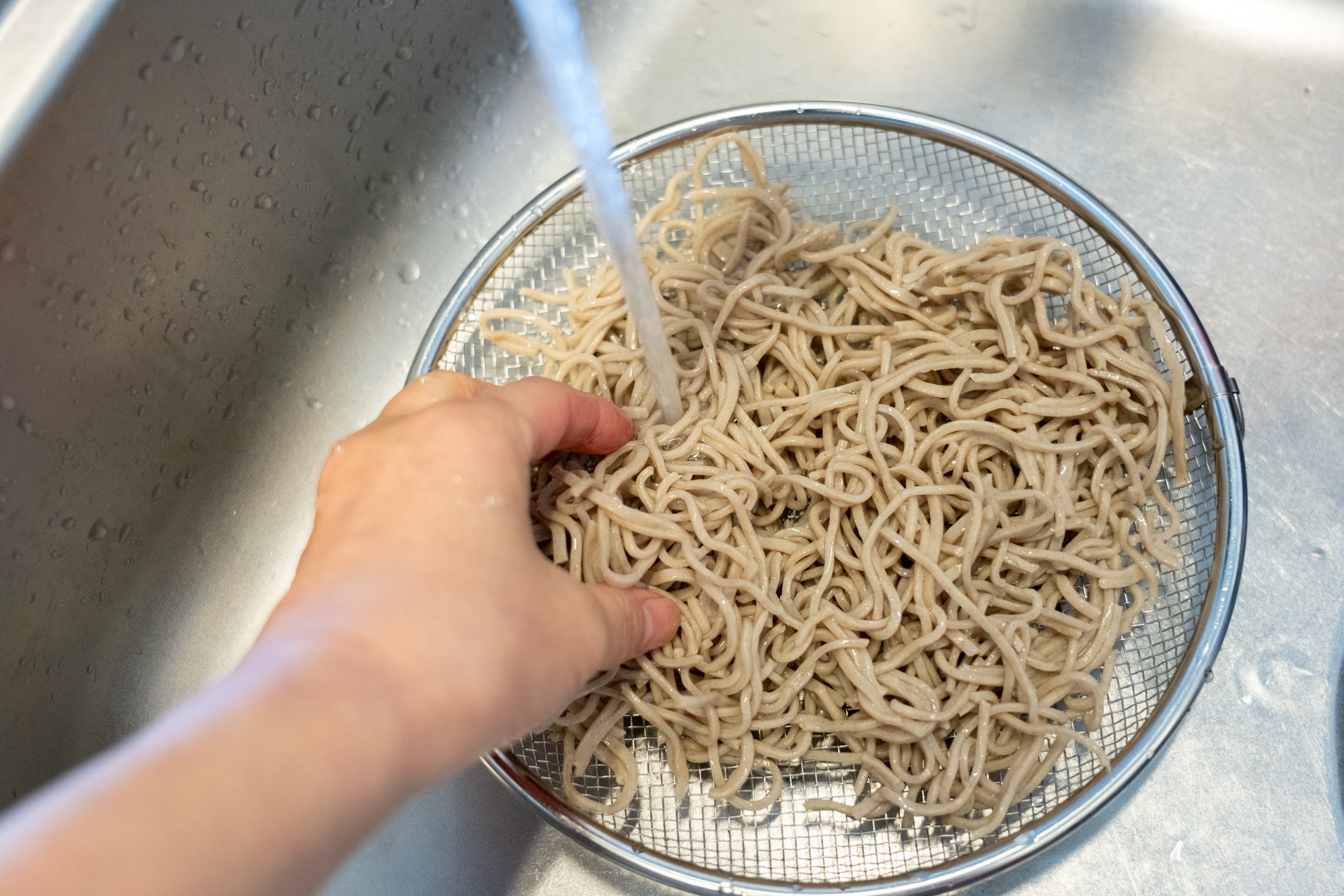 野菜の湯切り、揚げ物の油切り・油抜き、麺の湯切りなど、蒸し料理以外でもいろいろ使えます