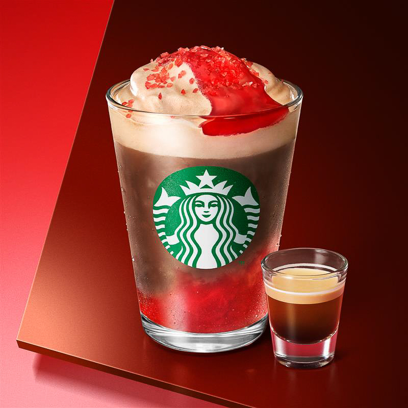 「カカオ ＆ ストロベリー ムース フラペチーノ」のおすすめカスタマイズは「エスプレッソショット」（店内 55円/テイクアウト 54円）