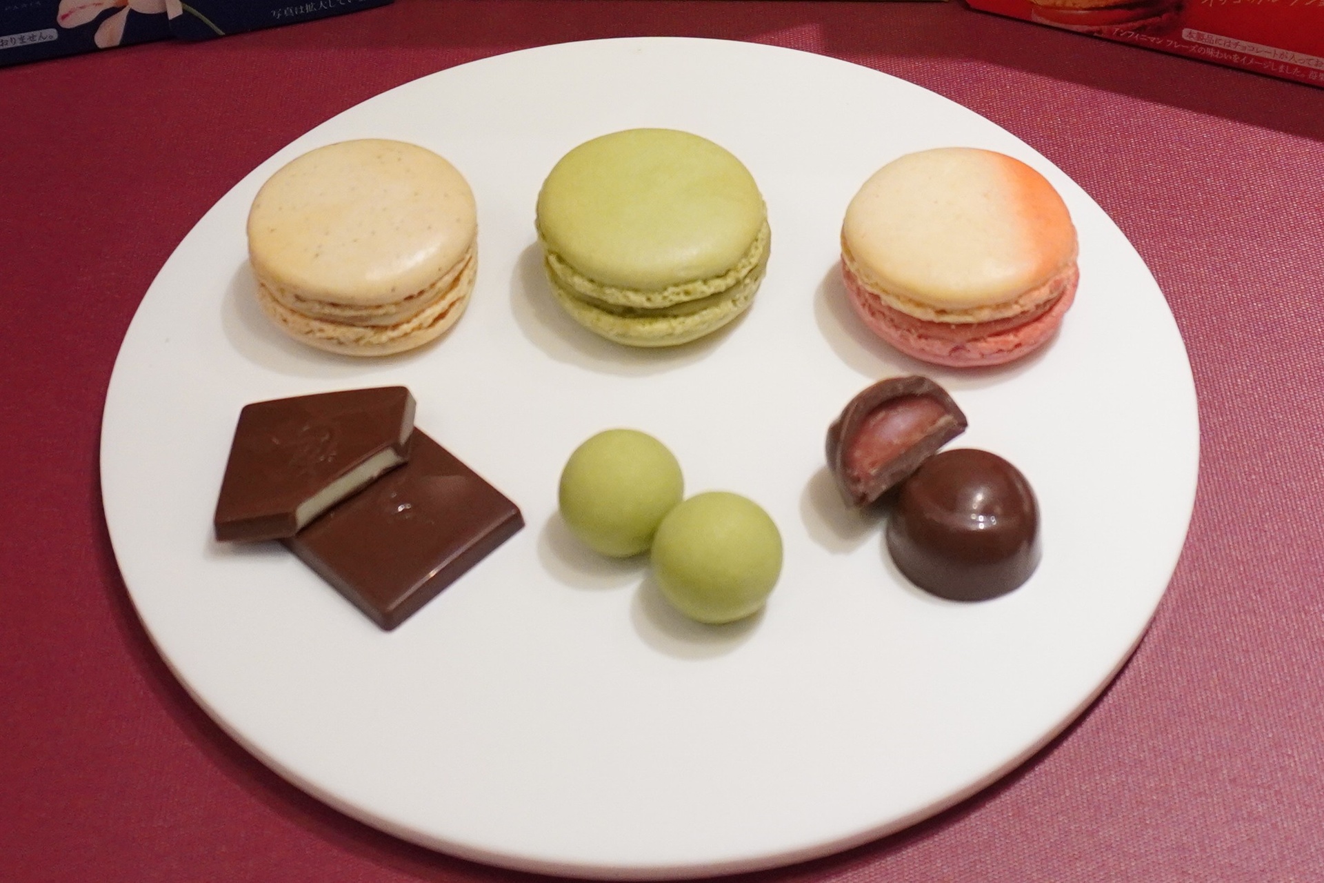 ピエール・エルメの代表的なフレーバーとコラボした「プレミアムガーナ 生チョコレート」3品。左からアンフィニマン ヴァニーユ、アンフィニマン ピスターシュ、フレーズ