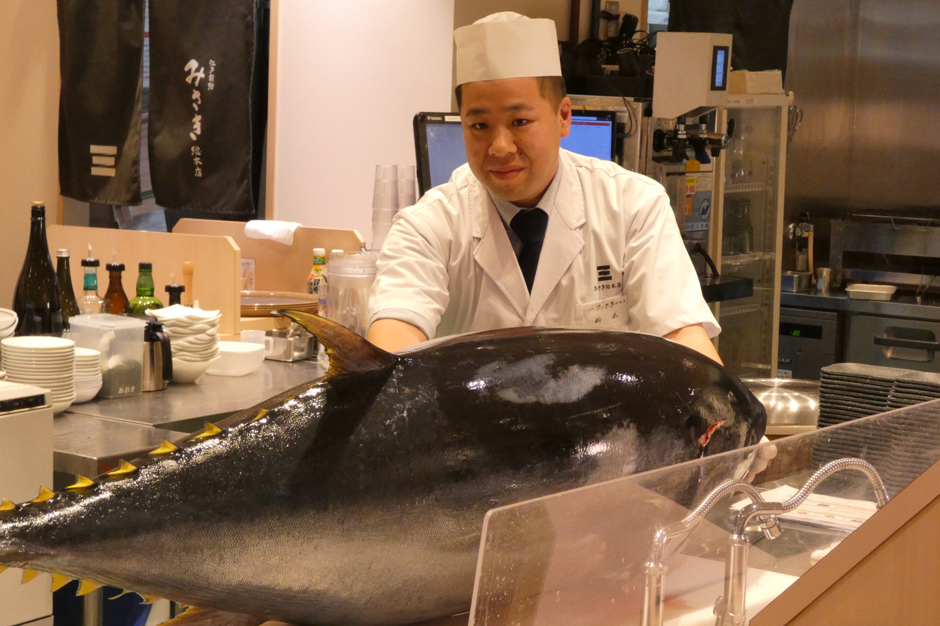 京樽 商品企画部の新木良平氏による生本まぐろ解体ショーのデモンストレーション