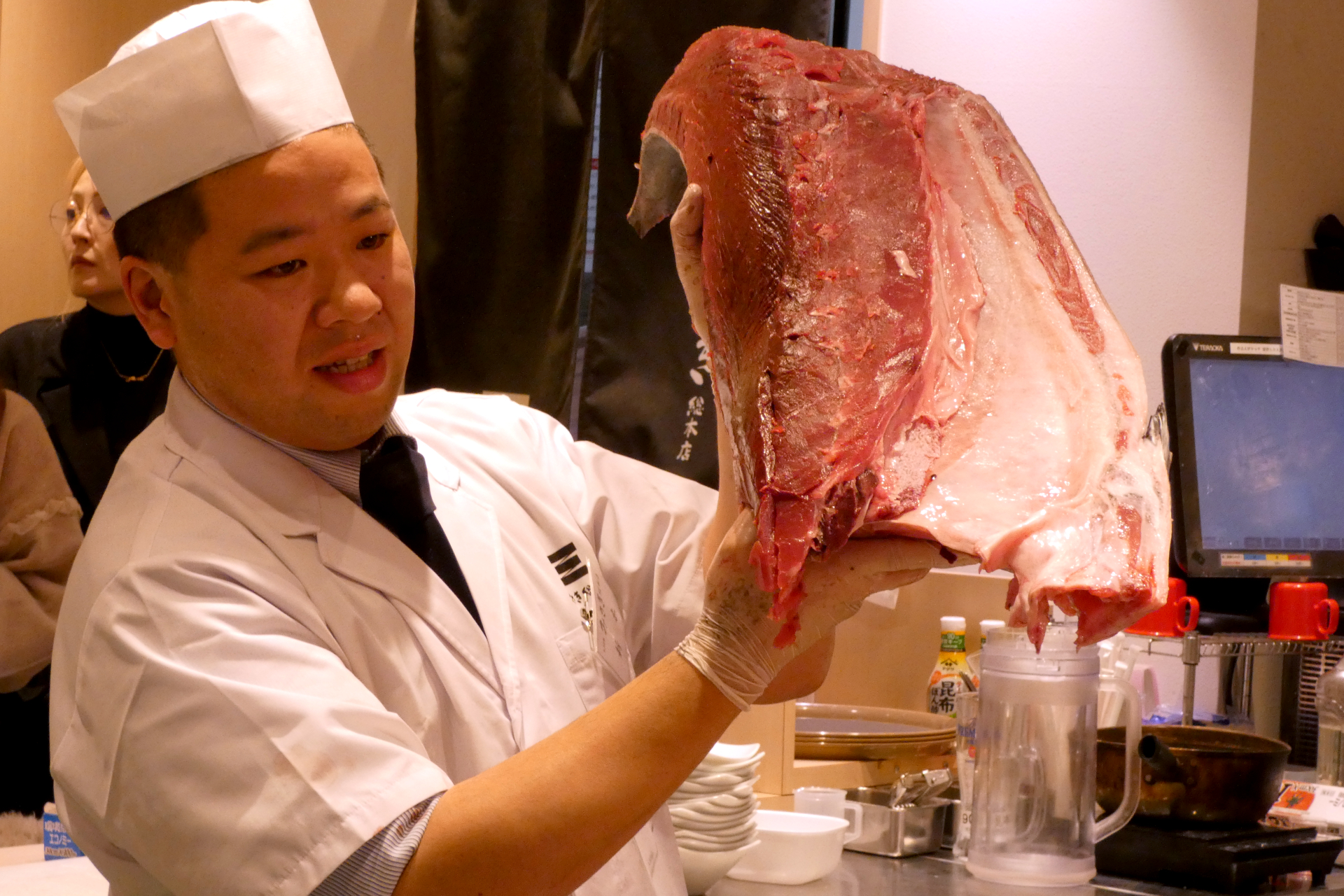 京樽 商品企画部の新木良平氏による生本まぐろ解体ショーのデモンストレーション
