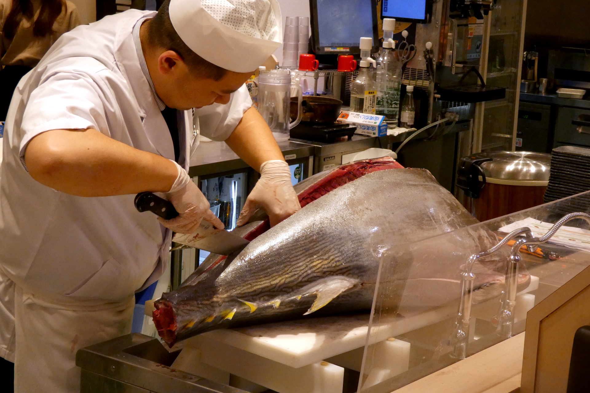 京樽 商品企画部の新木良平氏による生本まぐろ解体ショーのデモンストレーション