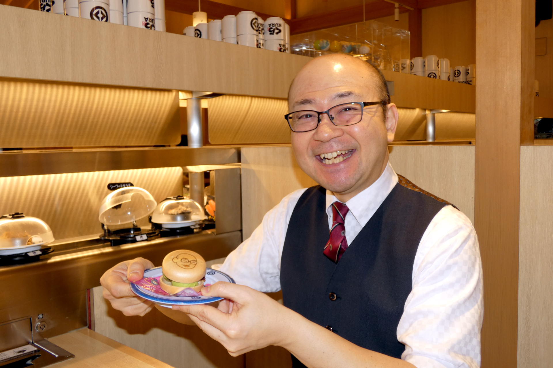 「178（イナバ）最中」を手にした広報部の稲葉亘平氏