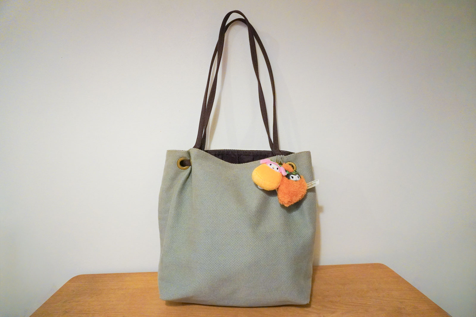 チェーンでバッグに付けられる