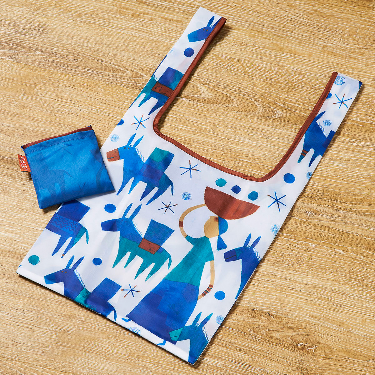 小さく折りたたんで内側のポケットにしまい込むことでコンパクトに持ち歩くことができる