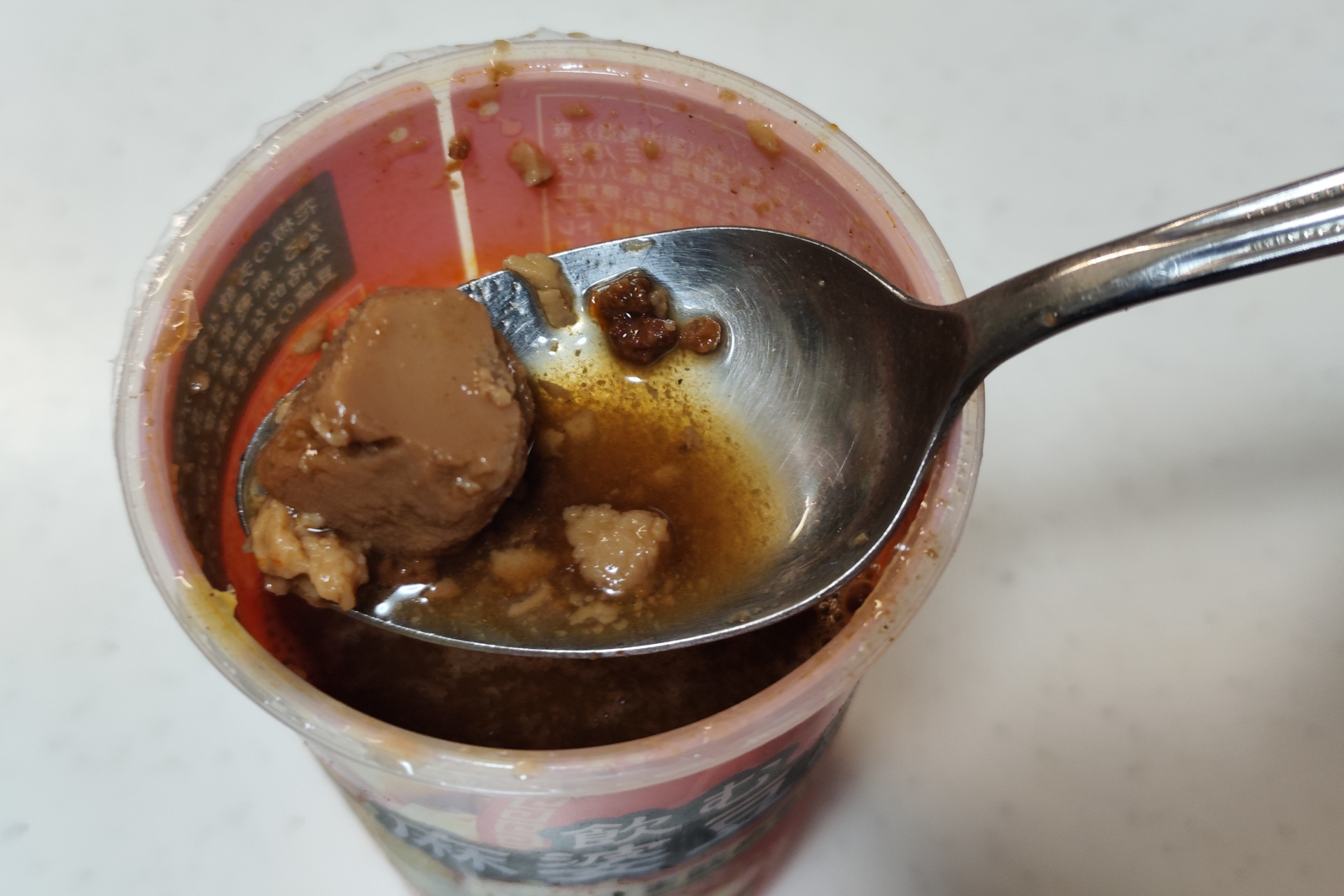 本来は付属のストローで飲む商品だが、フタをあけて中身を確認してみた