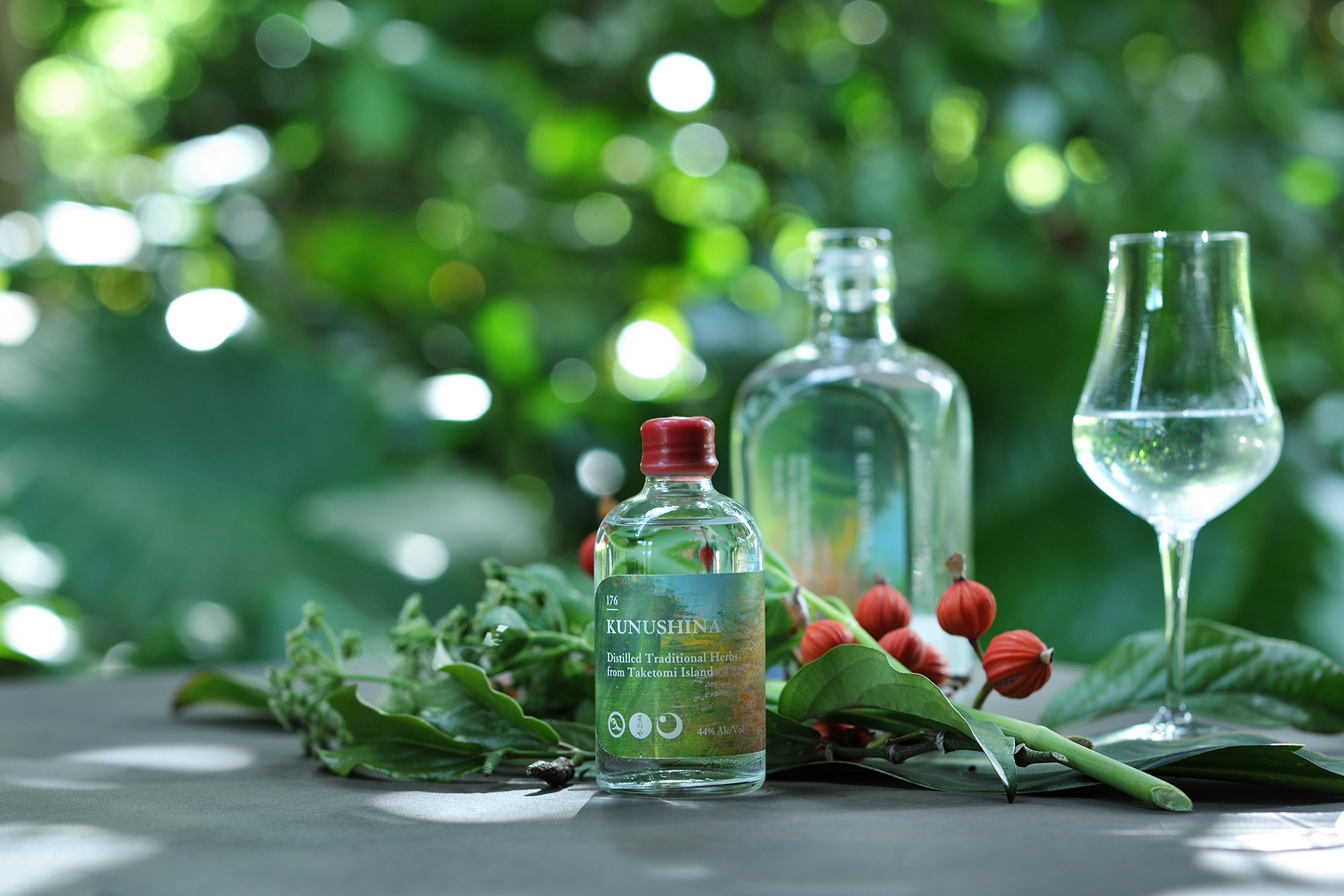 島民の命を守ってきた9種類の命草「九品薬（クヌシナヒスル）」から着想したオリジナル蒸留酒「KUNUSHINA」