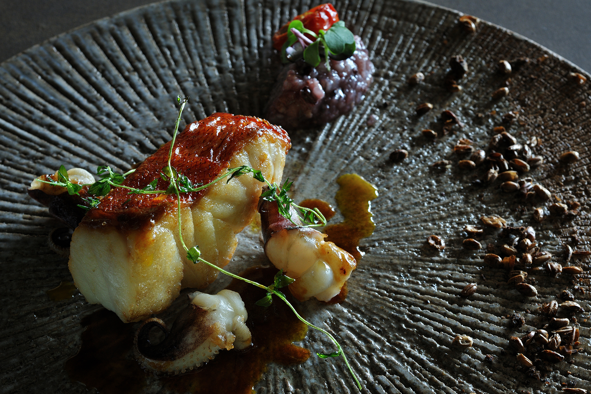 「シマヒタティ纏うミーバイの骨付きロースト 五穀リゾットと共に」