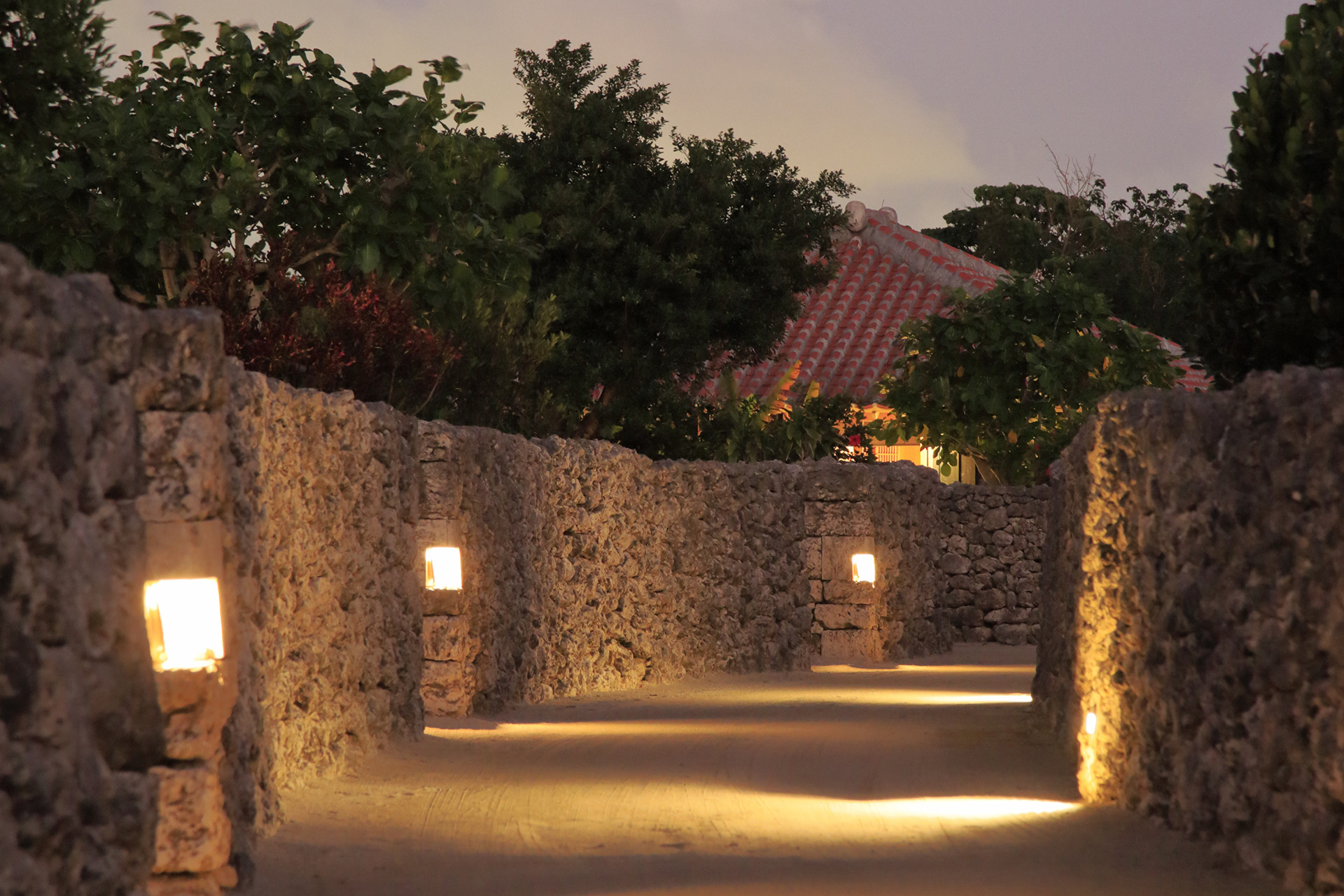 サンゴ礁由来の白砂を敷き詰めた星のや竹富島の路地