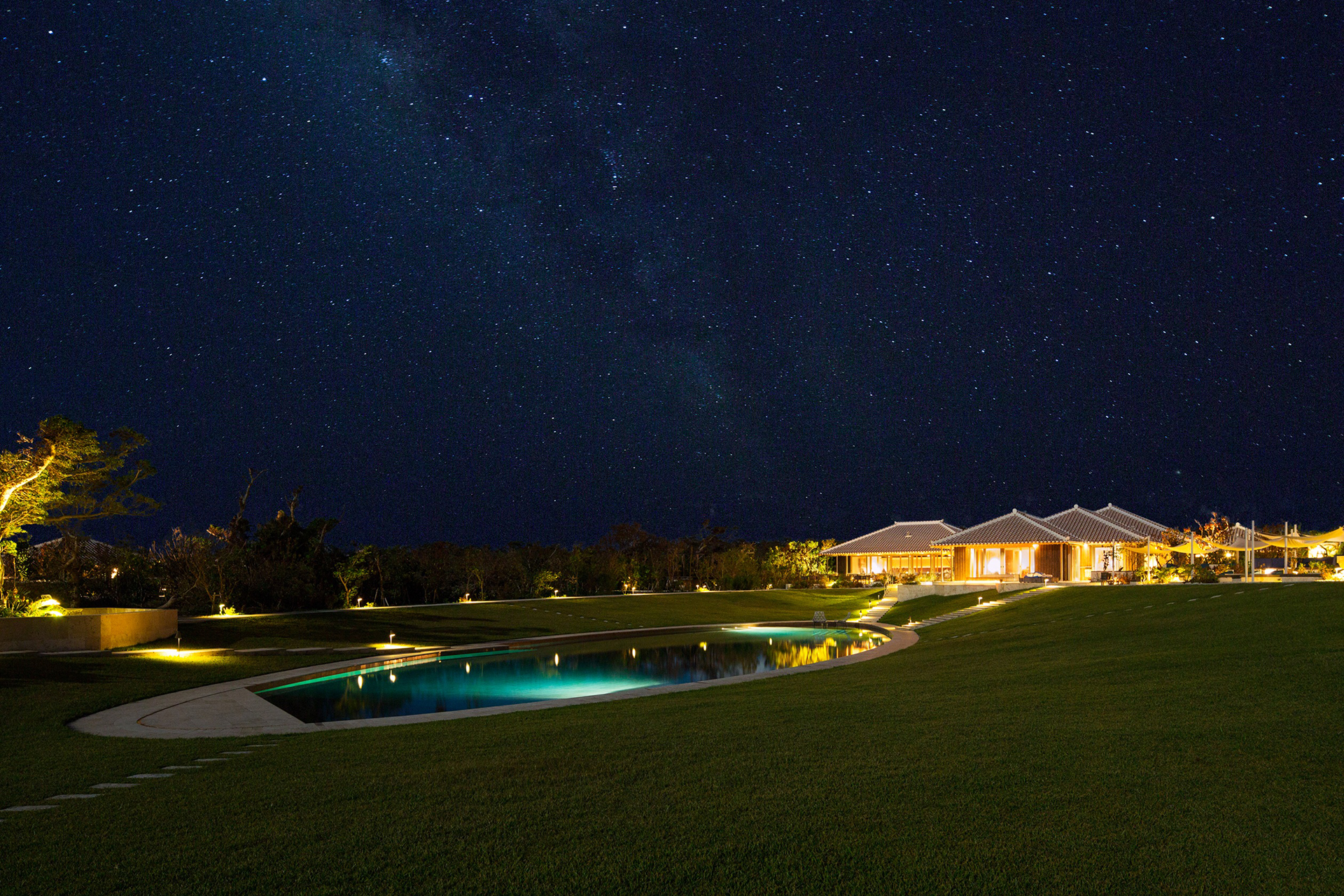 星空を臨むプールは1年中利用可能