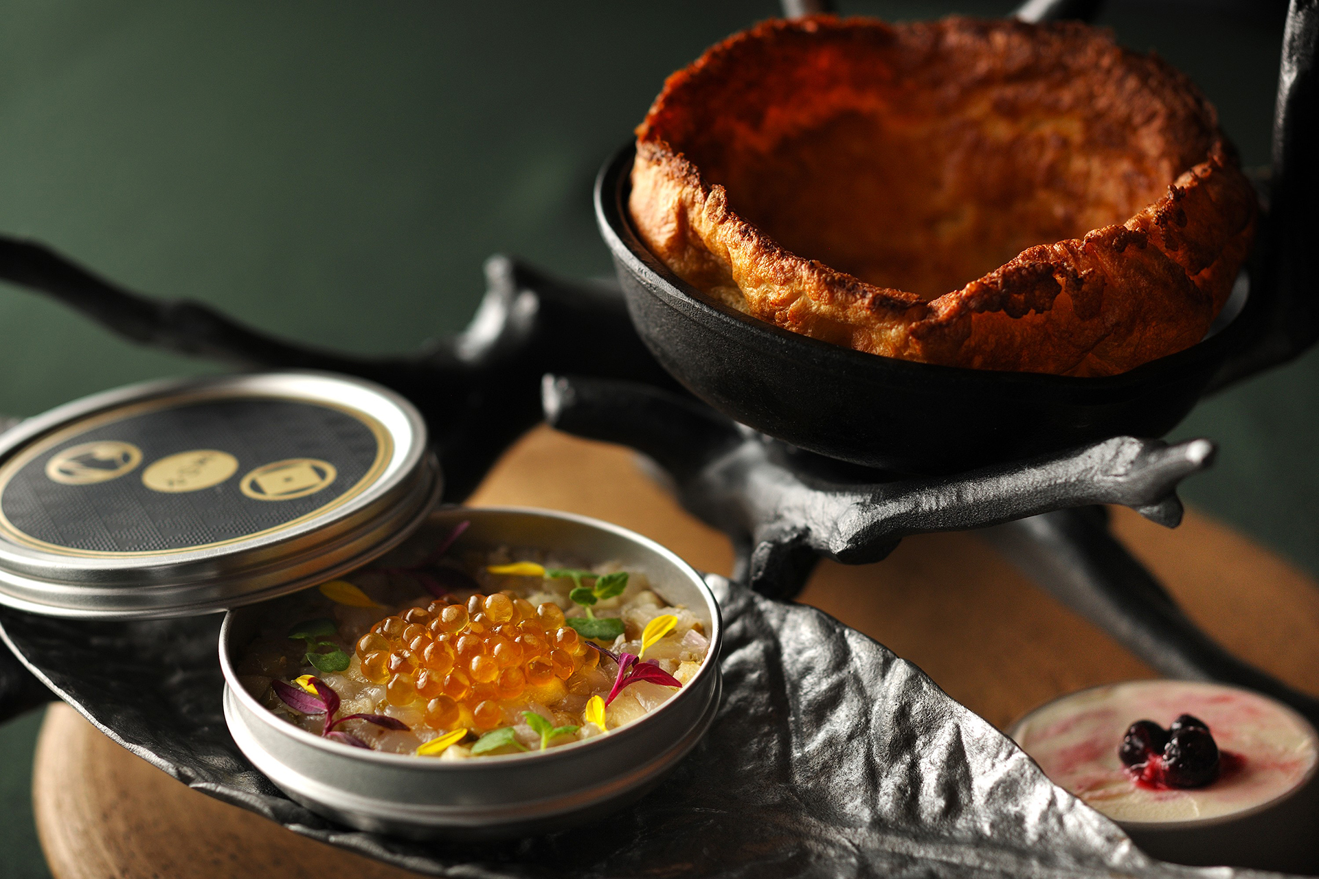 アペタイザー「大岩魚のタルタル 林檎の瞬間燻製」