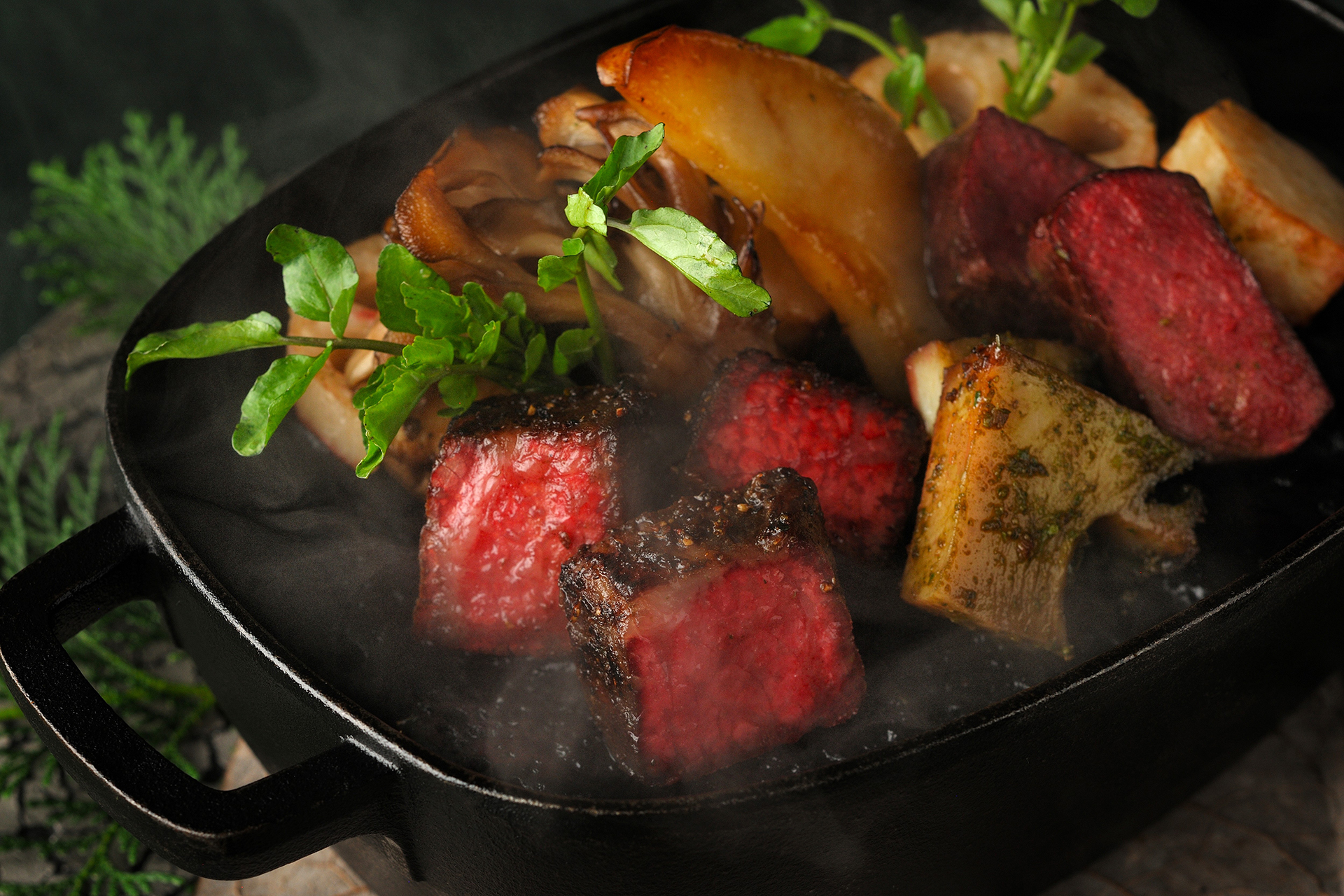 メインディッシュ「牛サーロインと鹿ロースの炭火焼き」