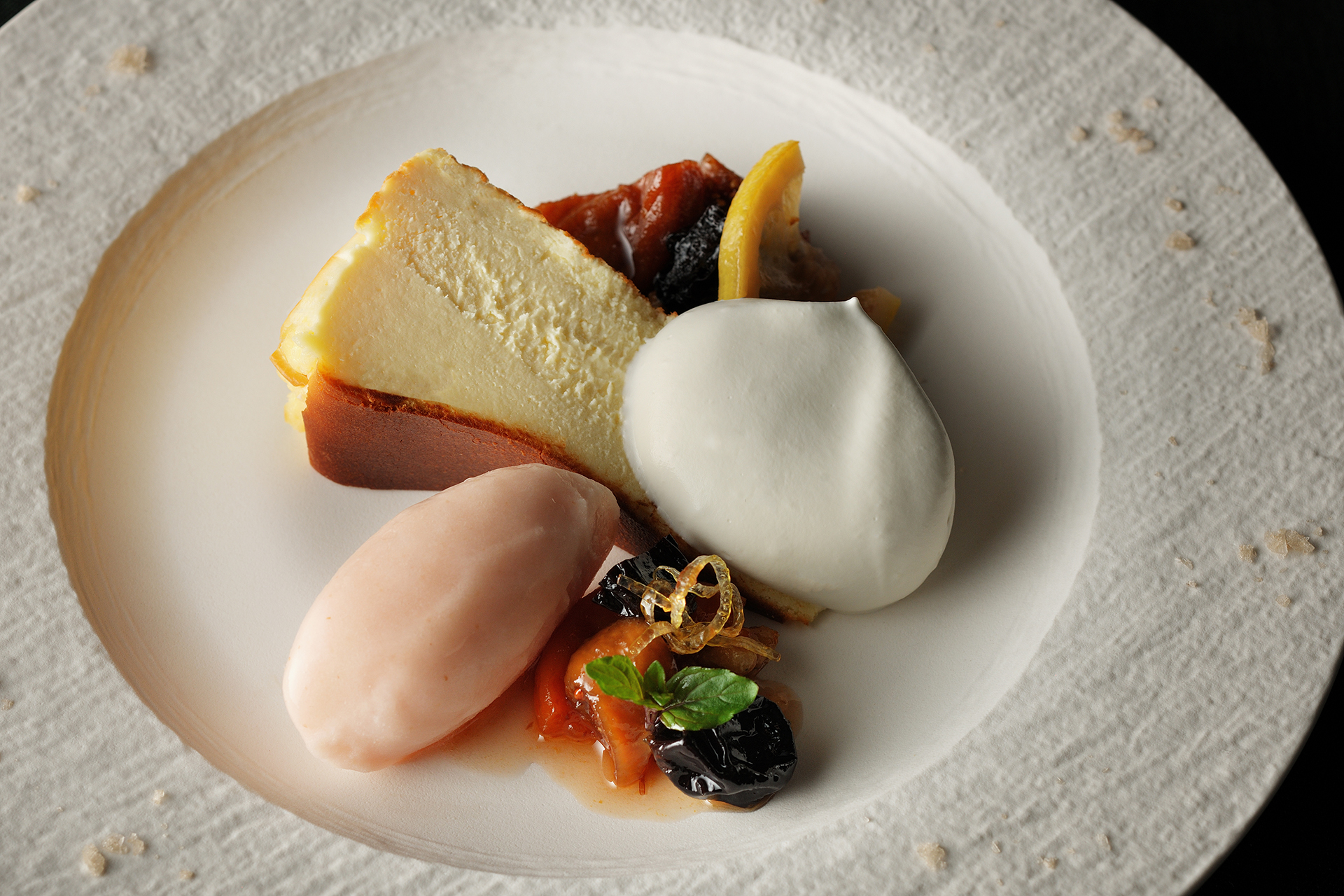 デザート「スパイス薫るコンポート バスクチーズケーキ」