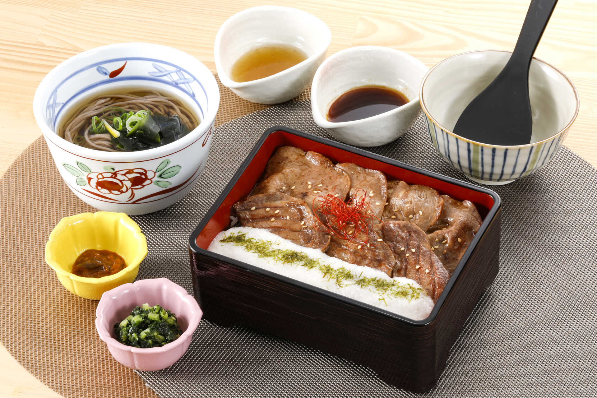 「牛タンとろろ重膳」（2418円）