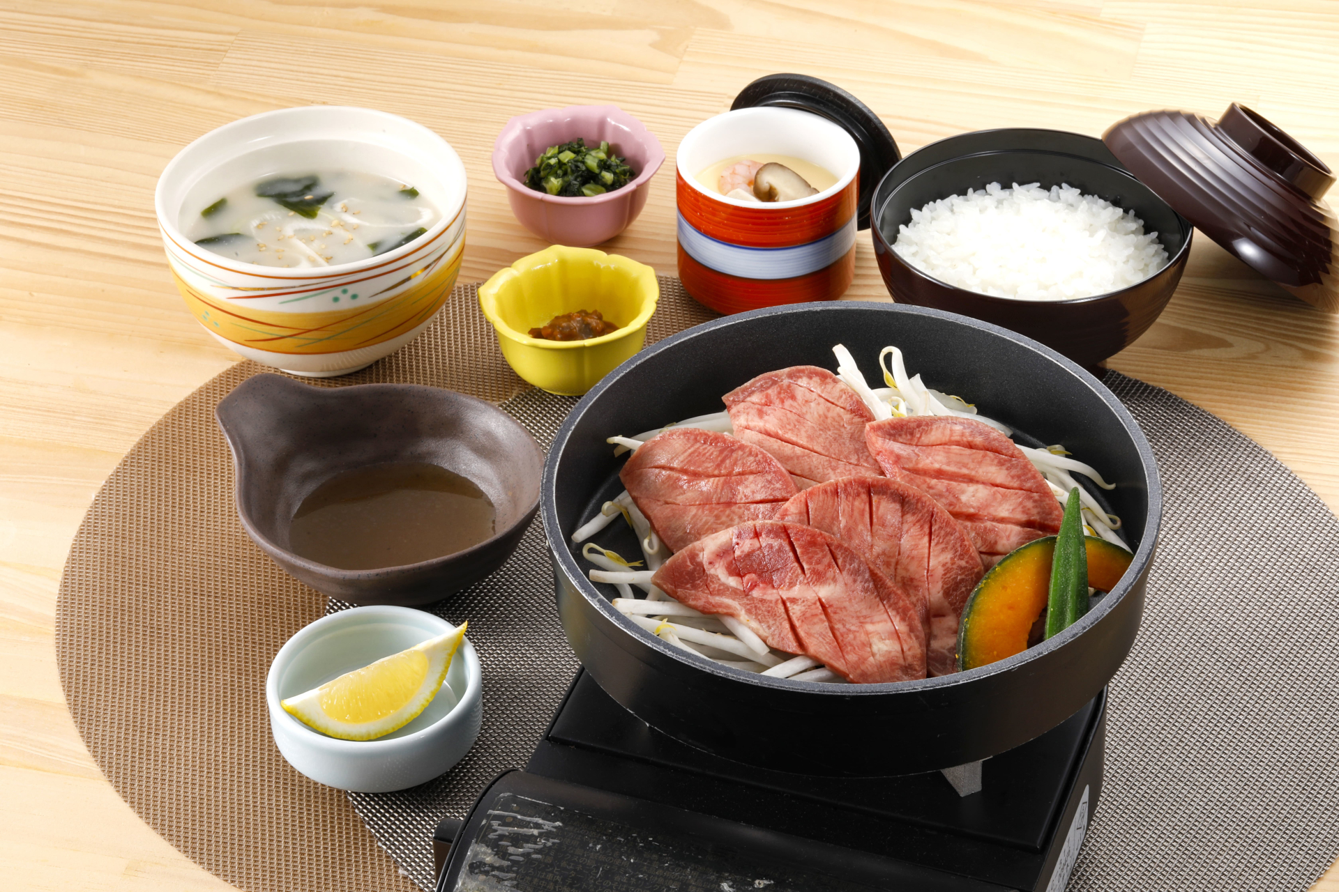 「厚切り牛タン焼肉膳」（2418円）