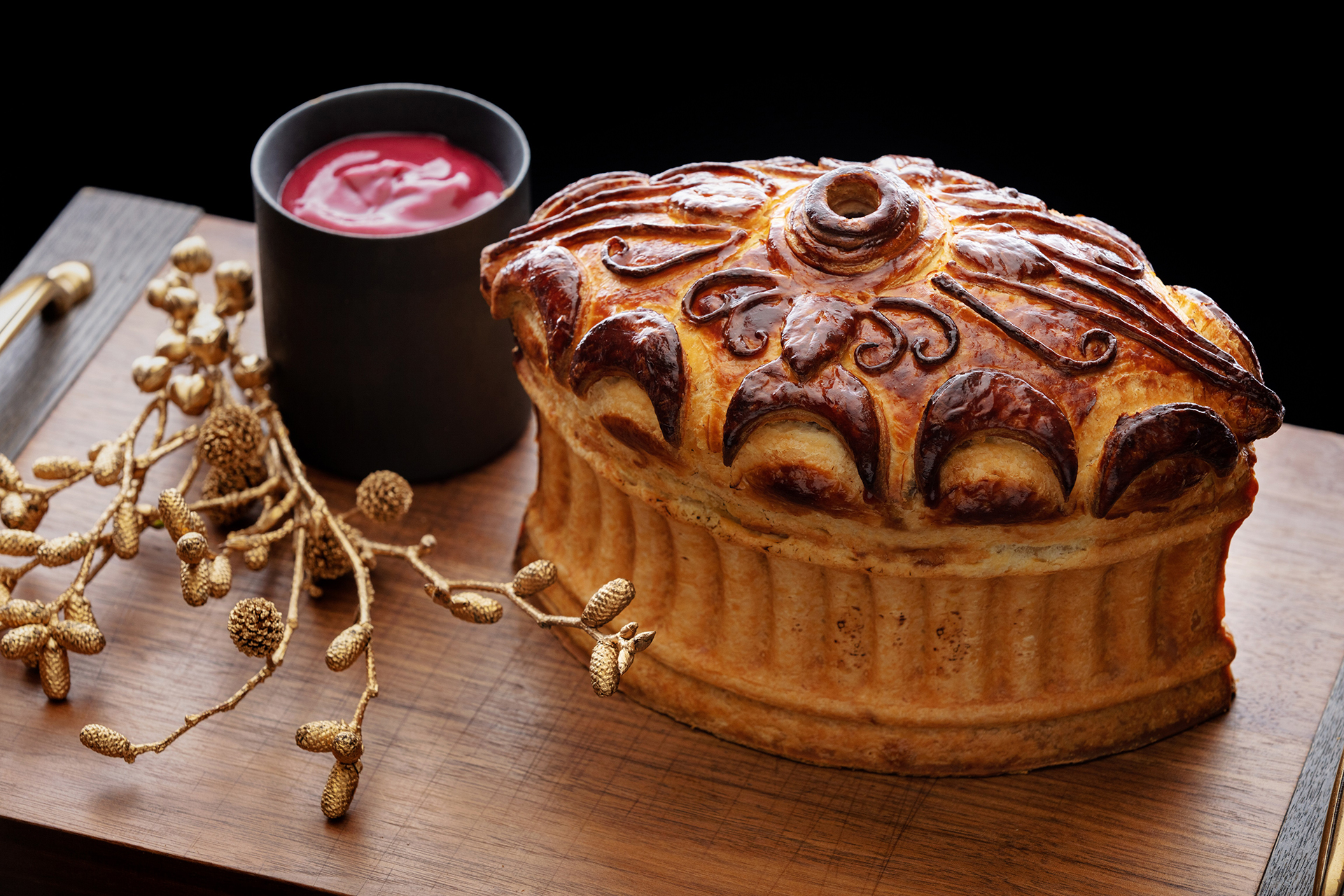 王冠の形に焼き上げた前菜「パテ・ド・ロワ」