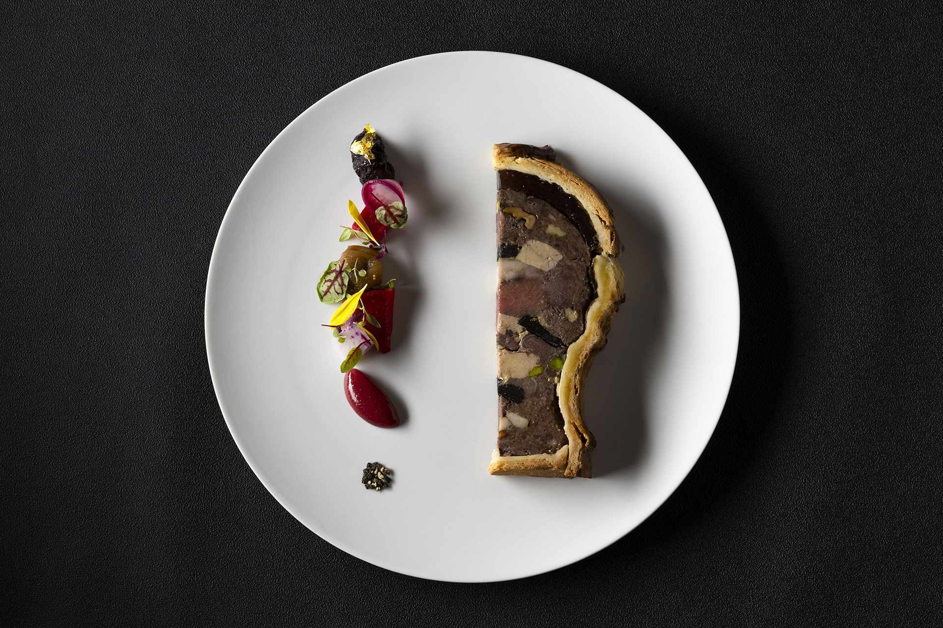 ゲストの前で切り分けて提供する