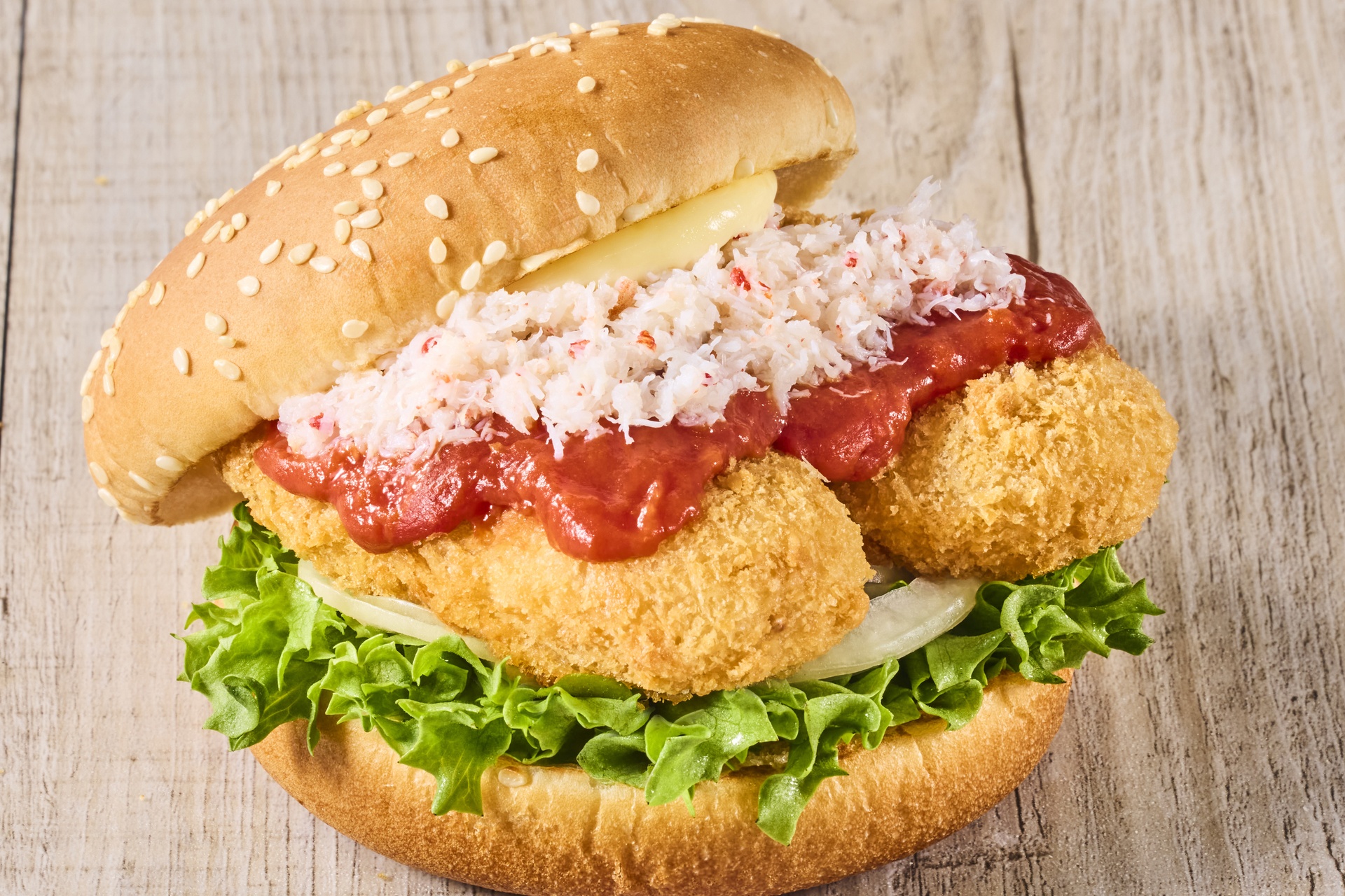 オオズワイガニのクリームコロッケバーガー～濃厚トマトソース～
