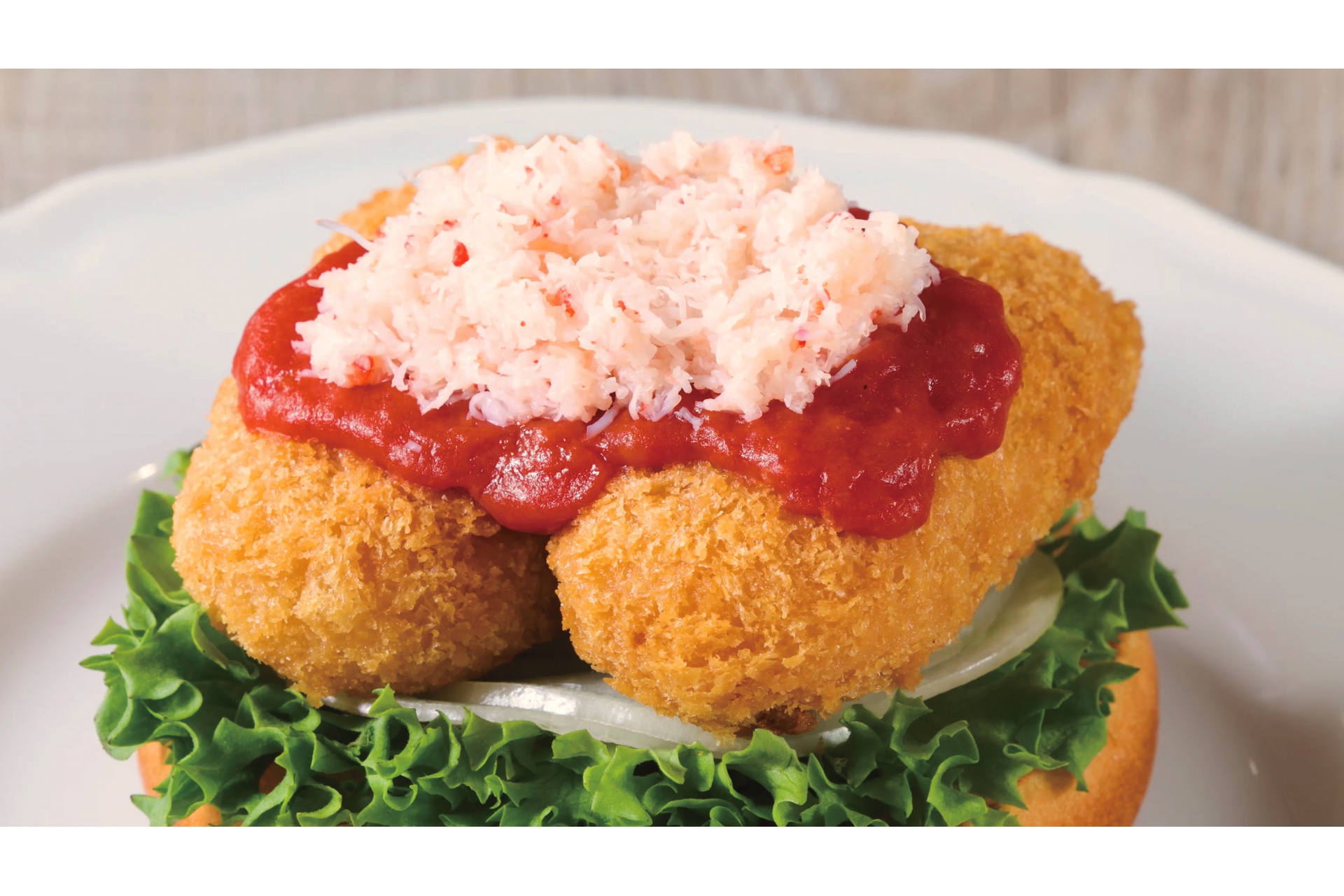 ソースの上にもたっぷりの蟹身をのせて仕上げている