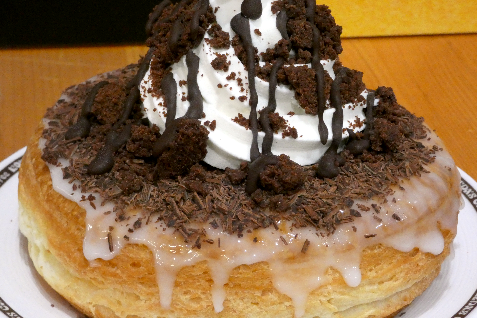 “パリパリ”と“とろける”に加え、ショコラクッキーによる“ザクザク”が楽しめるように進化している