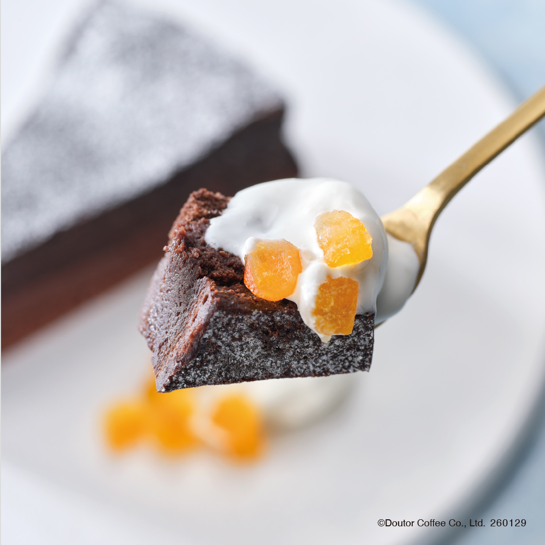 トッピングのホイップクリーム、オレンジピール