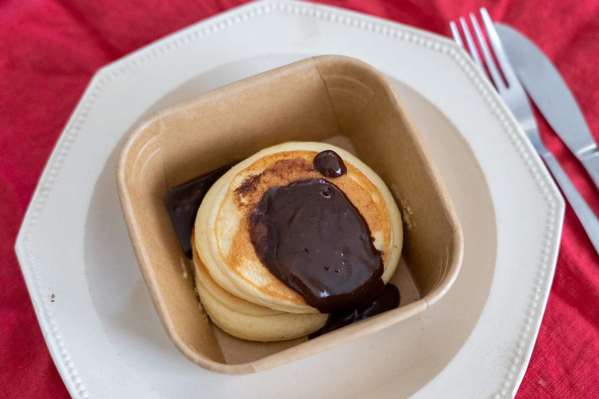 チョコレートソースがとろ～り。パンケーキは2枚入っています