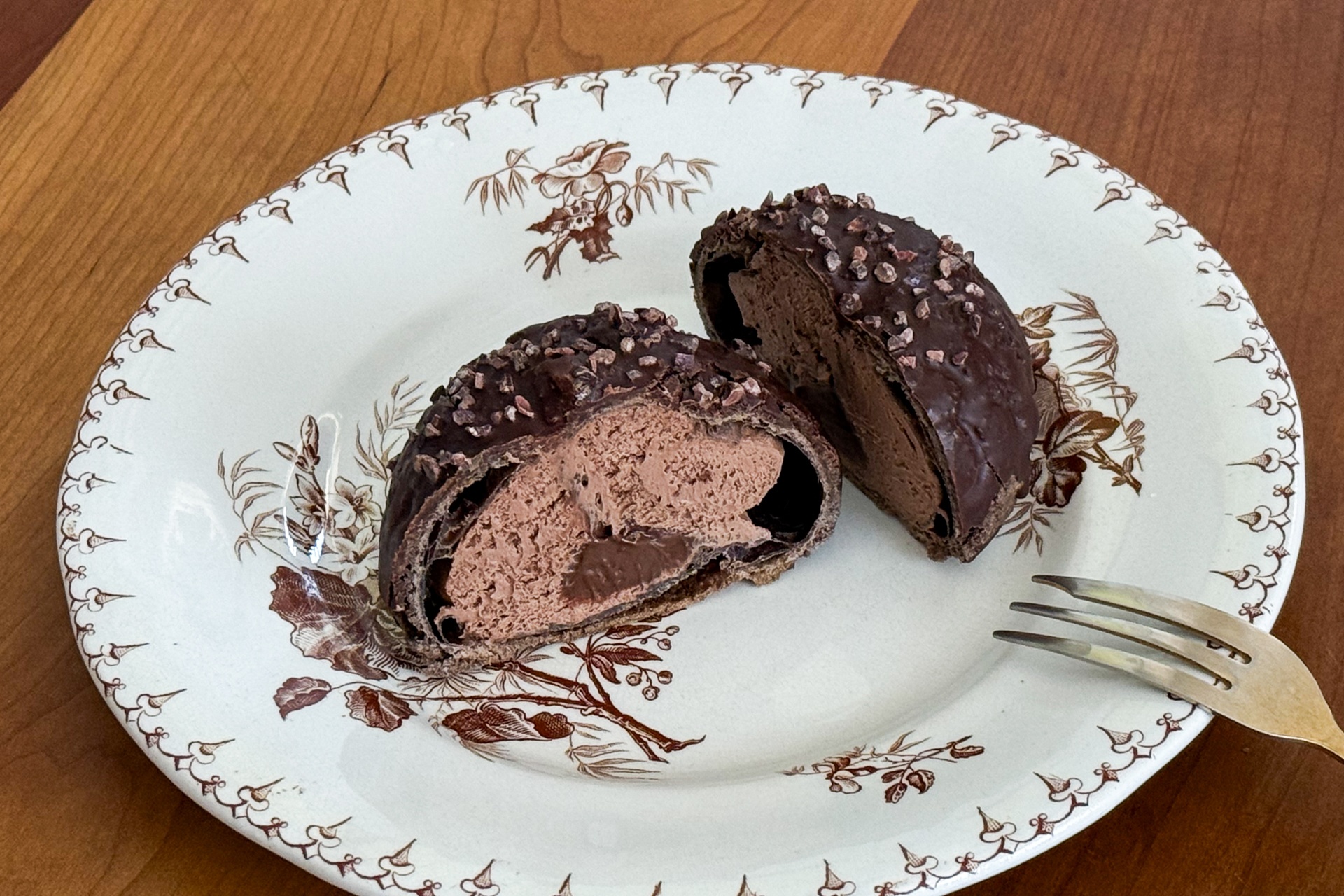 チョコレートづくしのシュークリーム断面。ご褒美に召し上がれ♪