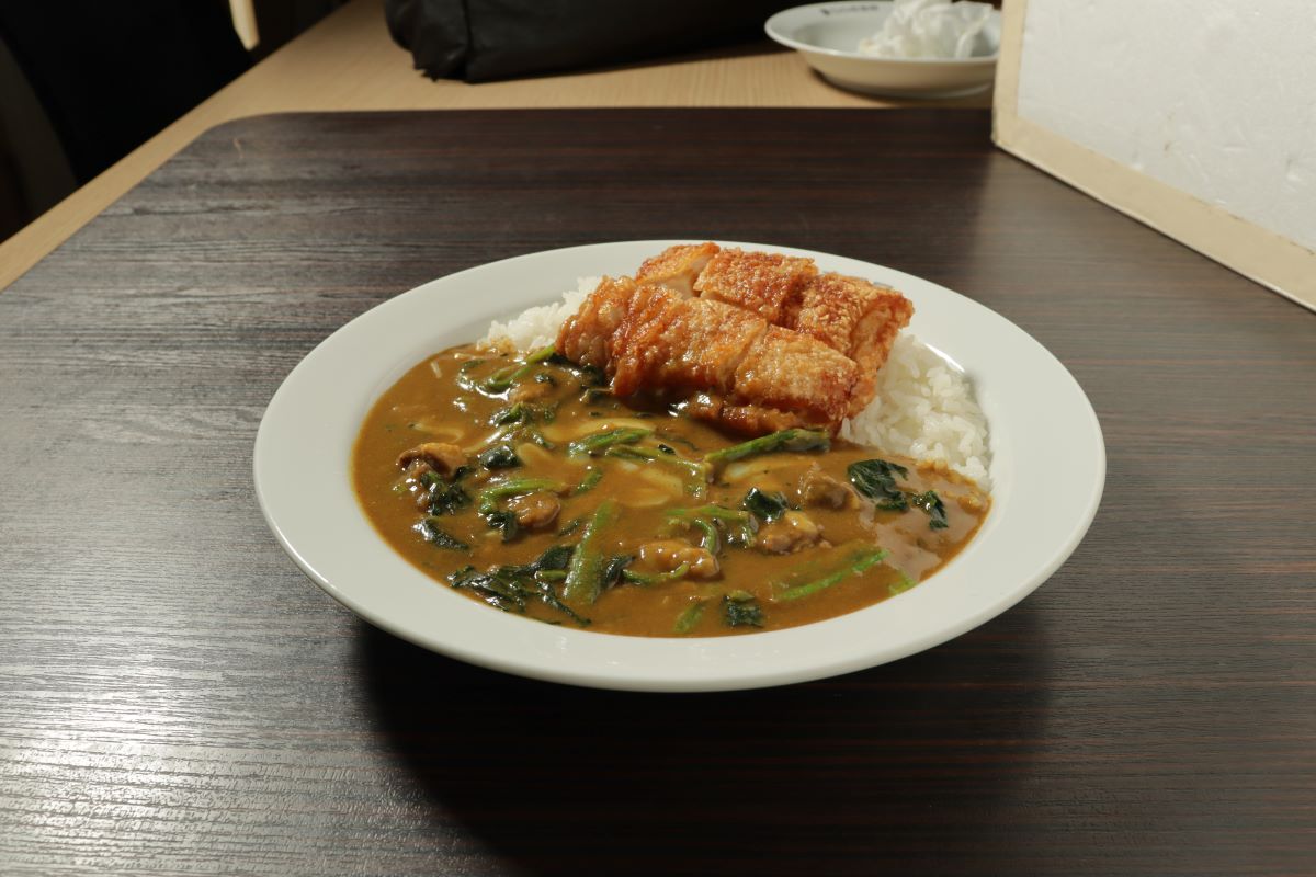 現役社員人気NO.1「ビーフカレー」を使ったカスタマイズ「ビーフカレー×ハーフチーズ×ほうれん草×パリパリチキン」