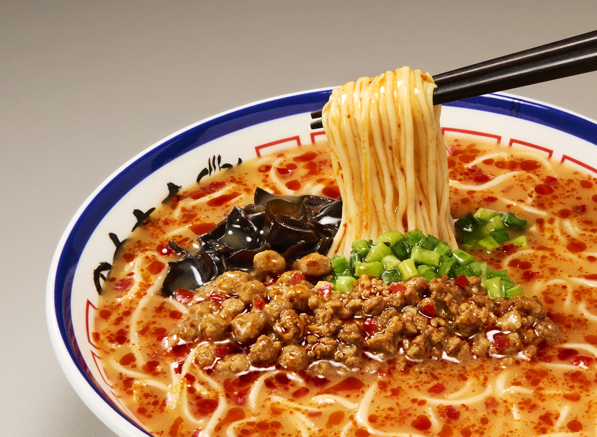 「田中商店」名物トッピングの「赤オニ」をイメージ