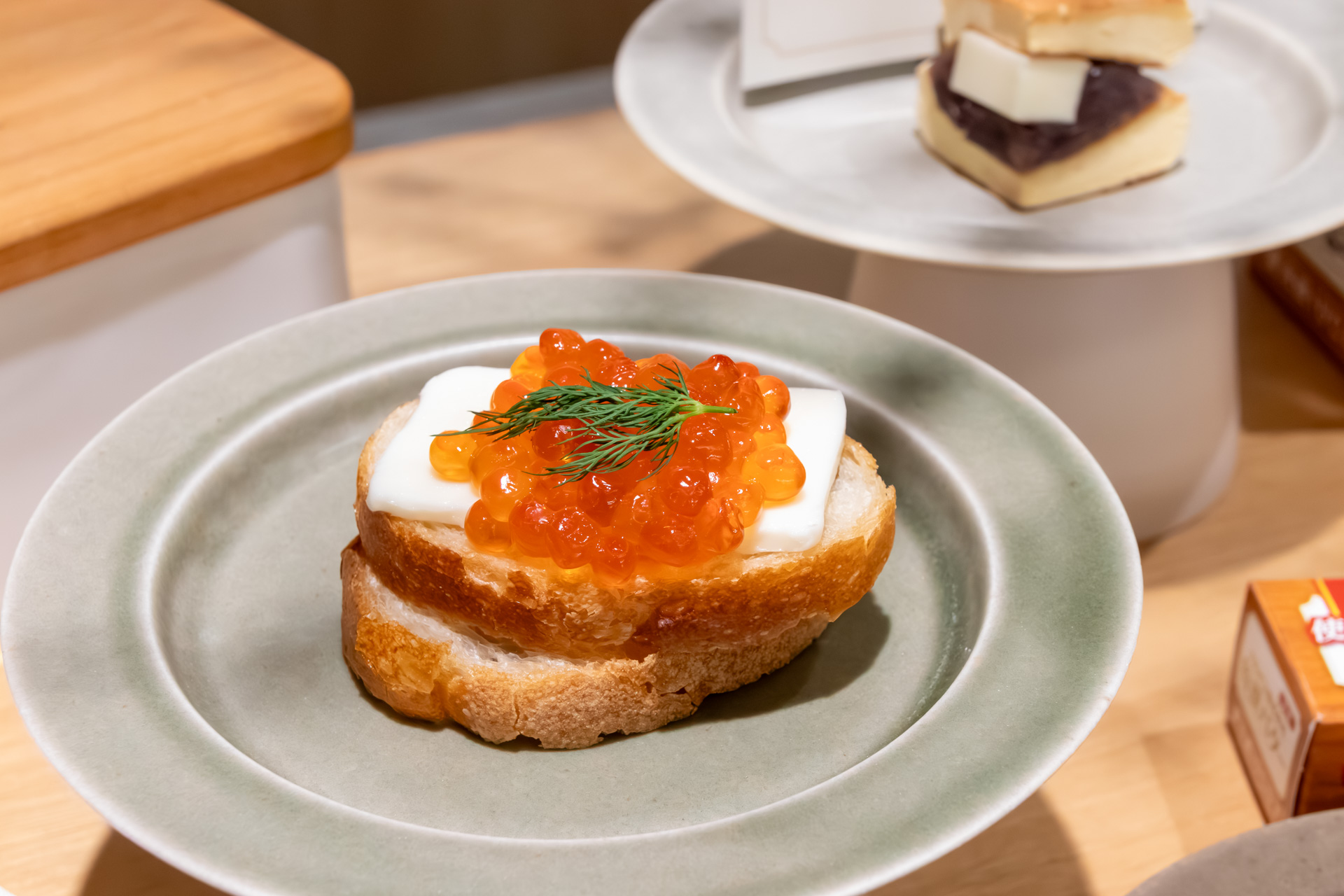 イクラと特撰バターを使ったカナッペ