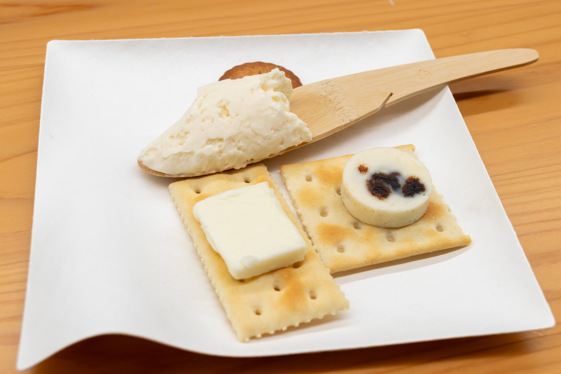 木製スプーンに乗せてあるのが「ふわゆきチーズプラス」。アイスではなく、シャーベットでもない独特の食感