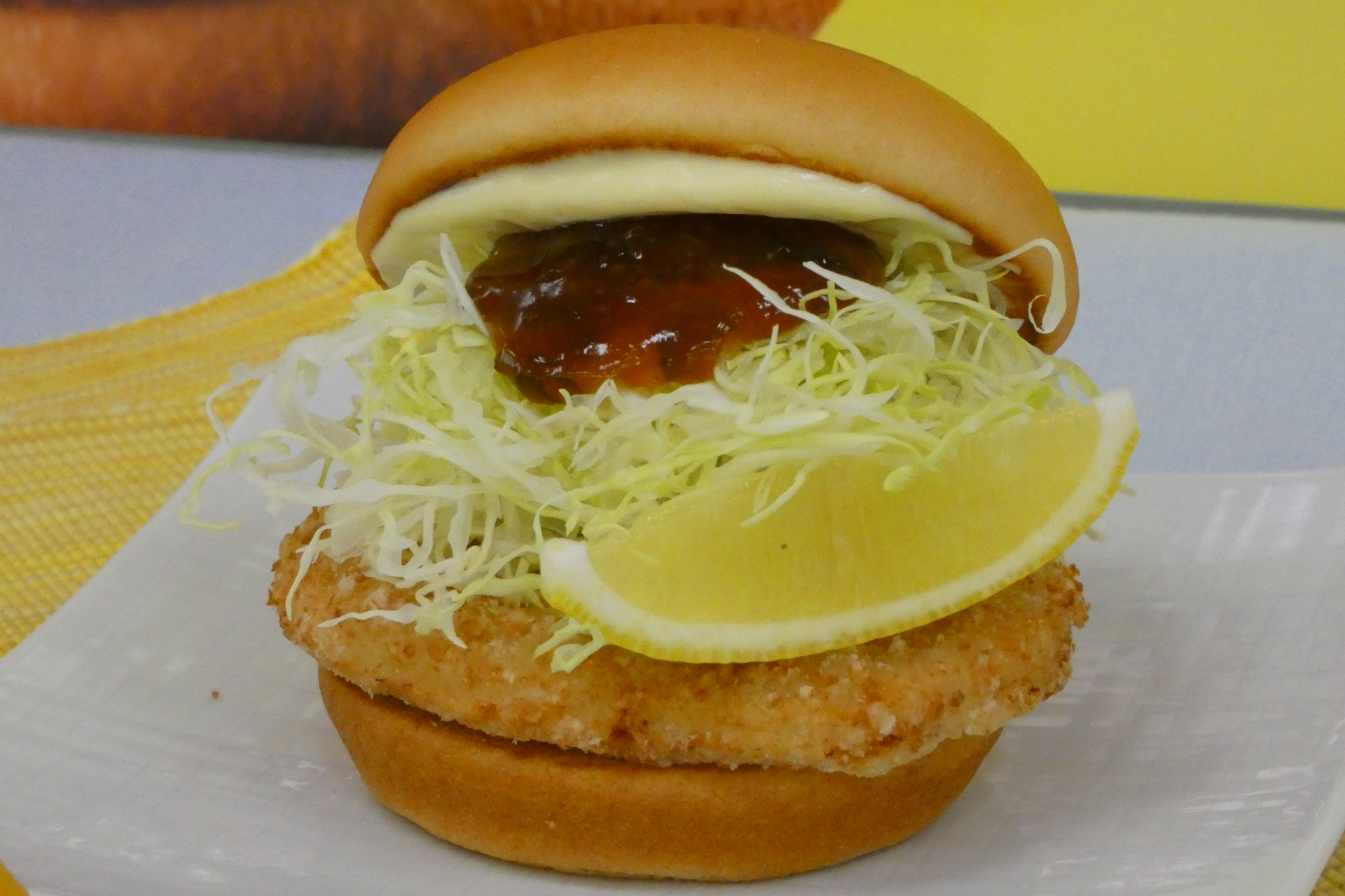 和風旨だれのとり竜田バーガー ～くし切りレモン添え～