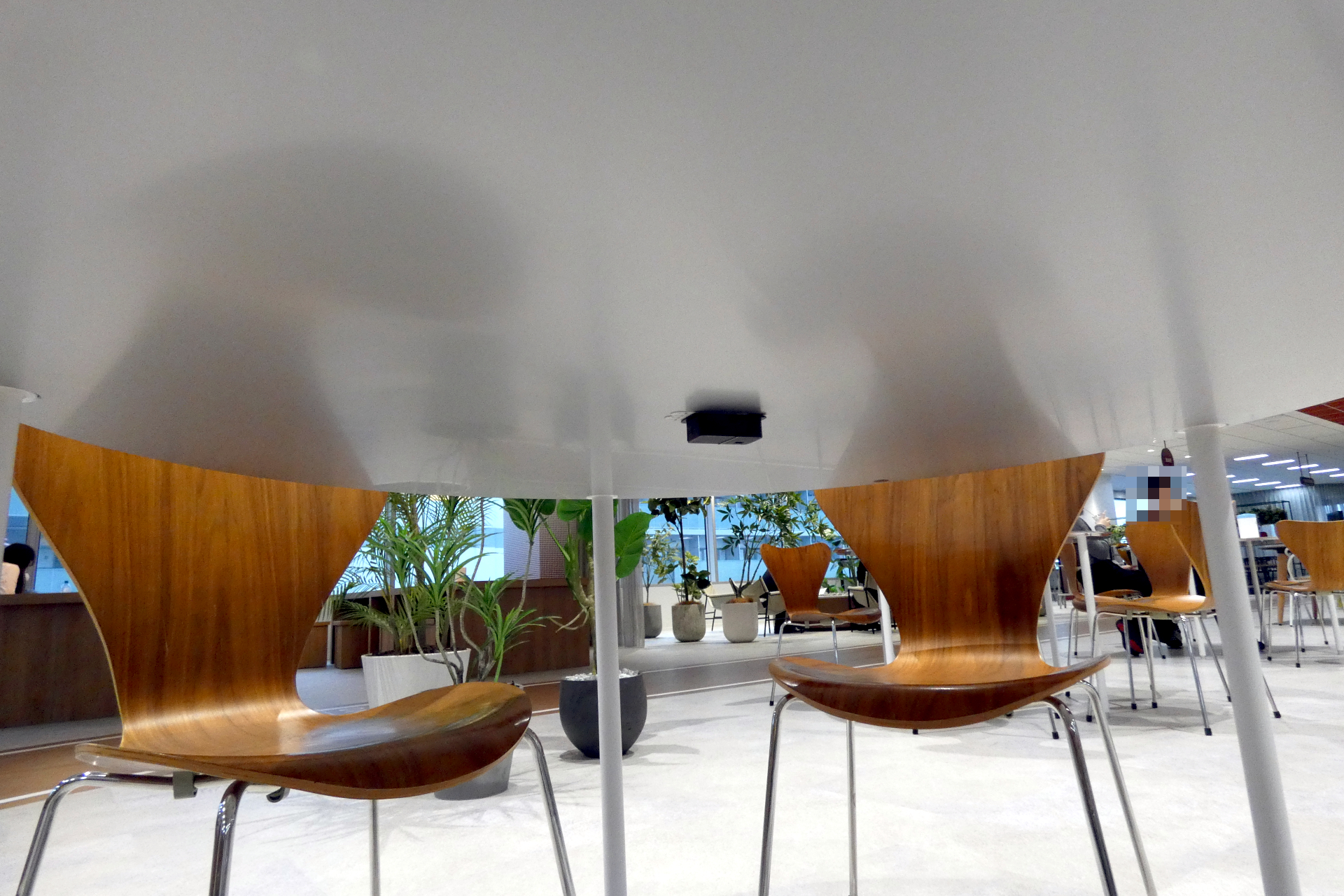 各テーブルにはセンサーが設置されており、別フロアからも混雑状況が確認できるようになっている