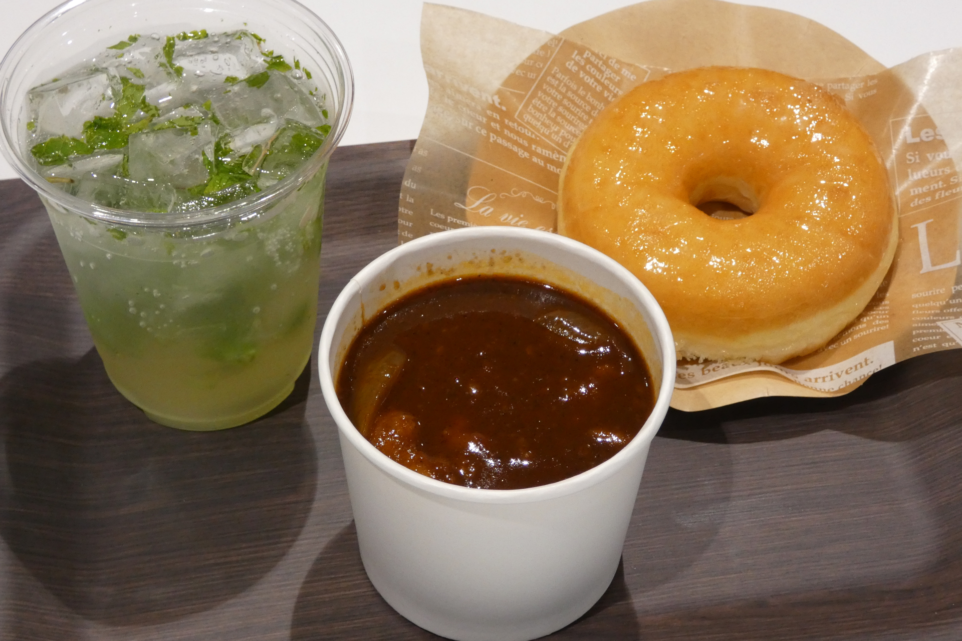 ソルティライチをアレンジした「モヒート風ライチソーダ」（左上）、一番人気の「ドーナツ シュガー」（右上）、「本日のお食事系スープ」（手前）