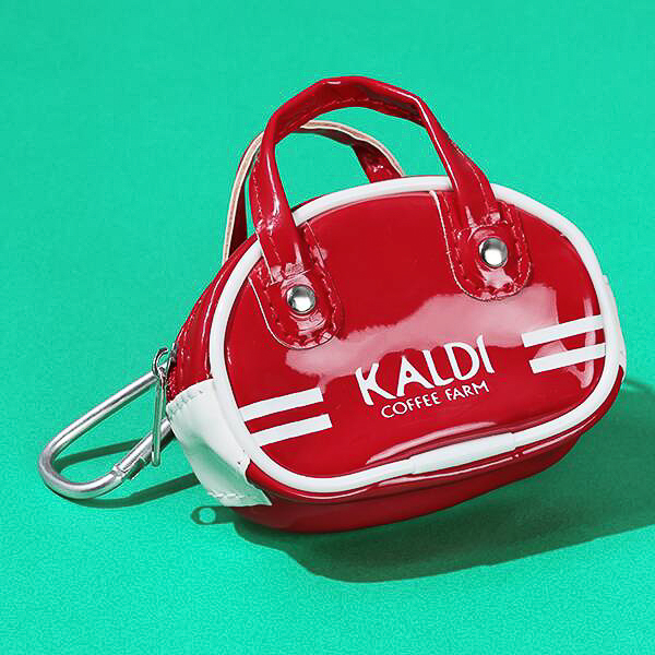 カルディ、レトロかわいい“スポーツバッグ”みたいなミニバッグを発売