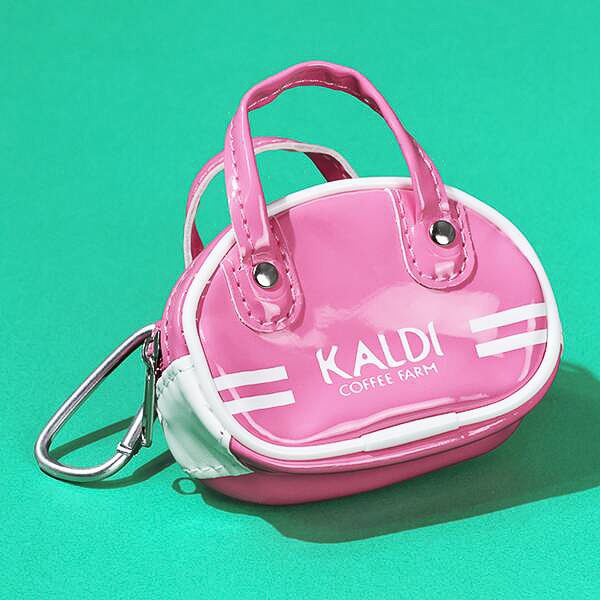 カルディ、レトロかわいい“スポーツバッグ”みたいなミニバッグを発売