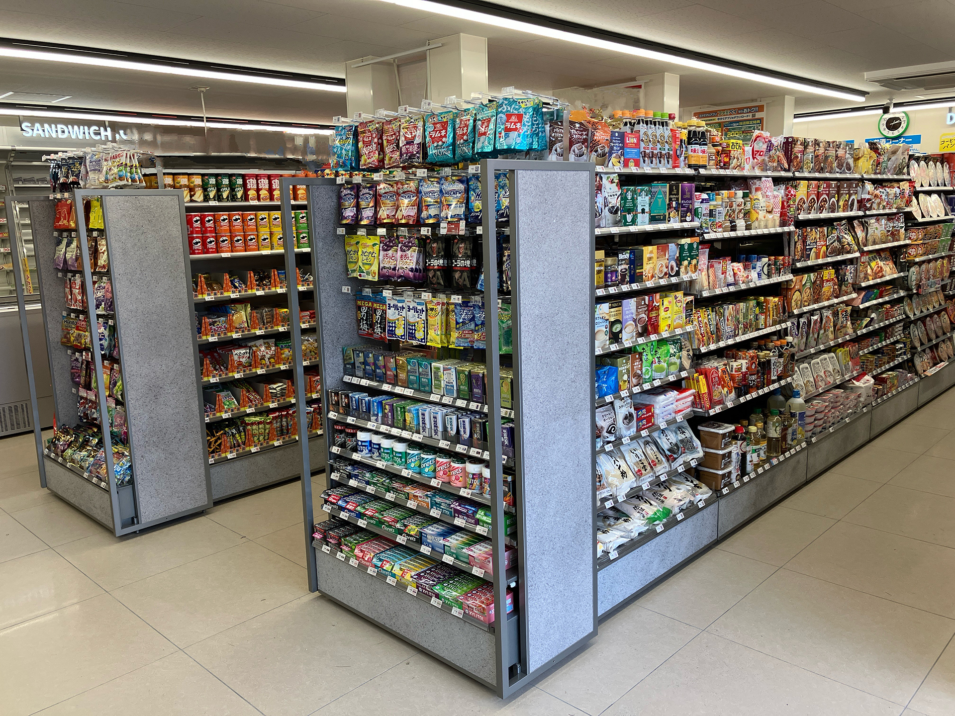 商品ゴンドラ（彩都西駅前店）