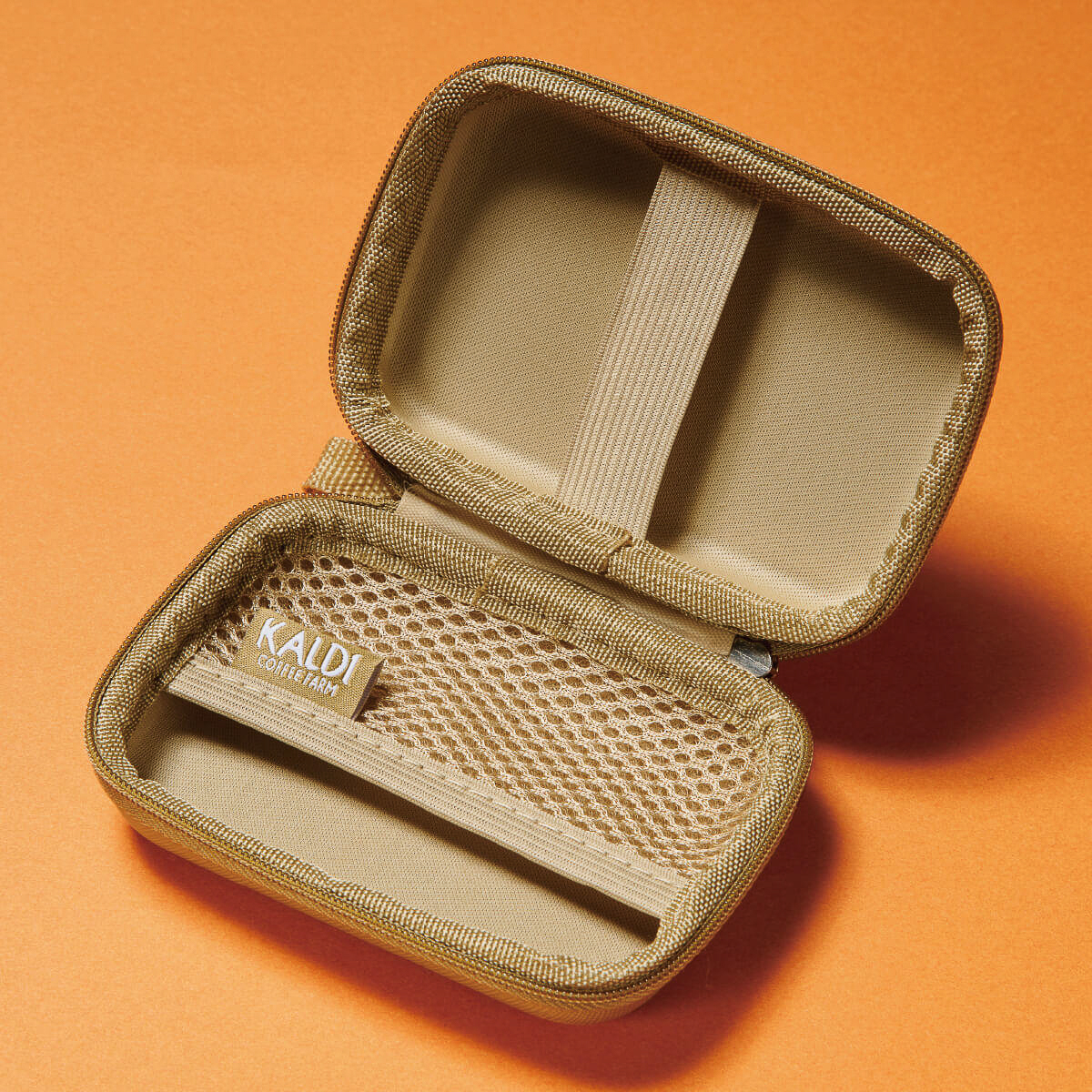 「ネコの日バッグ」（1980円）の内容