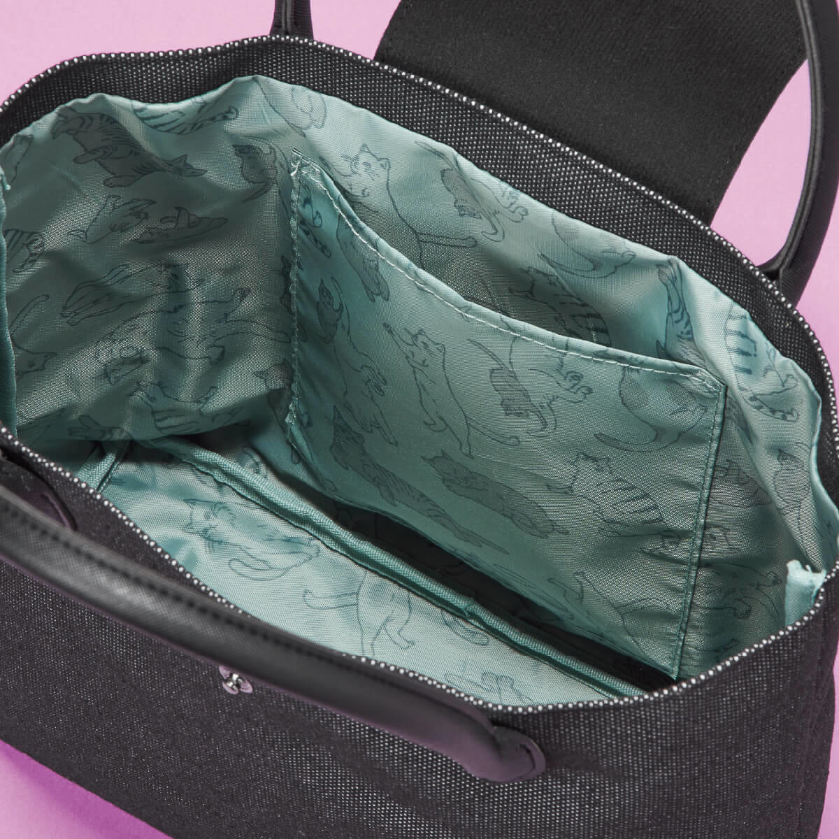 「ネコの日バッグ プレミアム」（2990円）の内容