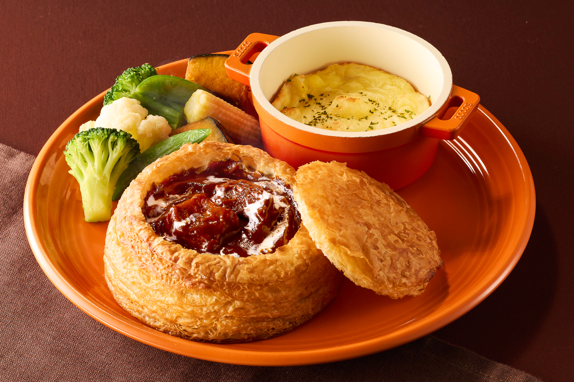 「ココスの濃厚ビーフシチュー＆ココッシュプレート」（1419円）