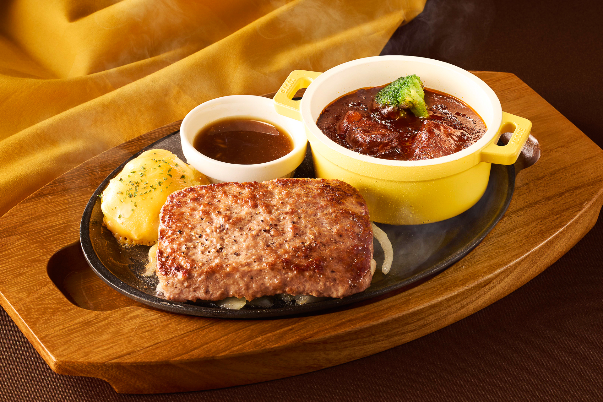 「ビーフハンバーグステーキ＆ココスの濃厚ビーフシチュー」（1639円）