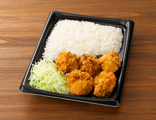 左が従来品、右が「盛りすぎ！鶏のから揚げ弁当」（592円）